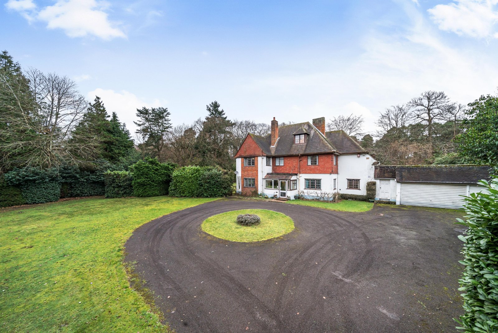 6 bedroom detached house for sale 0