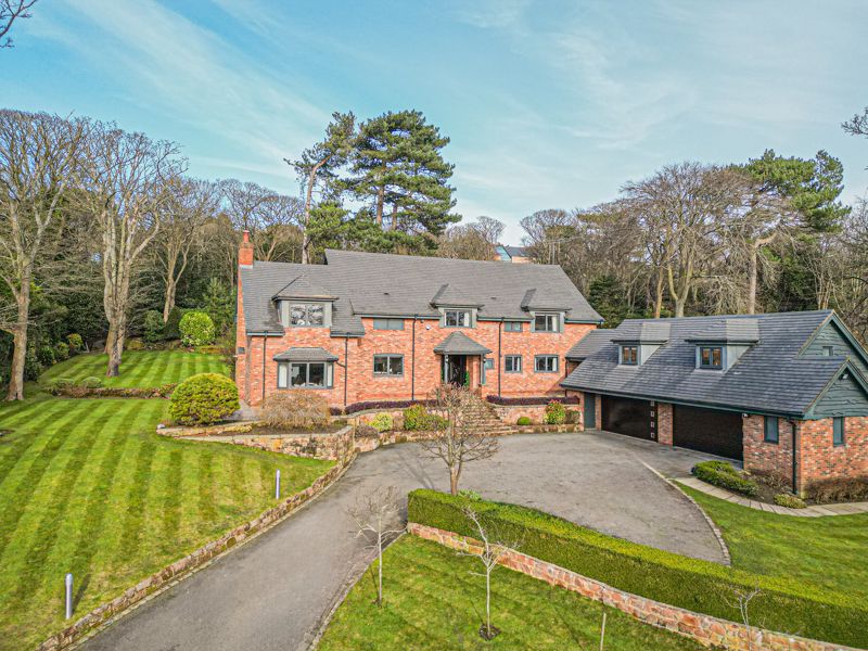 5 bedroom detached house for sale 0