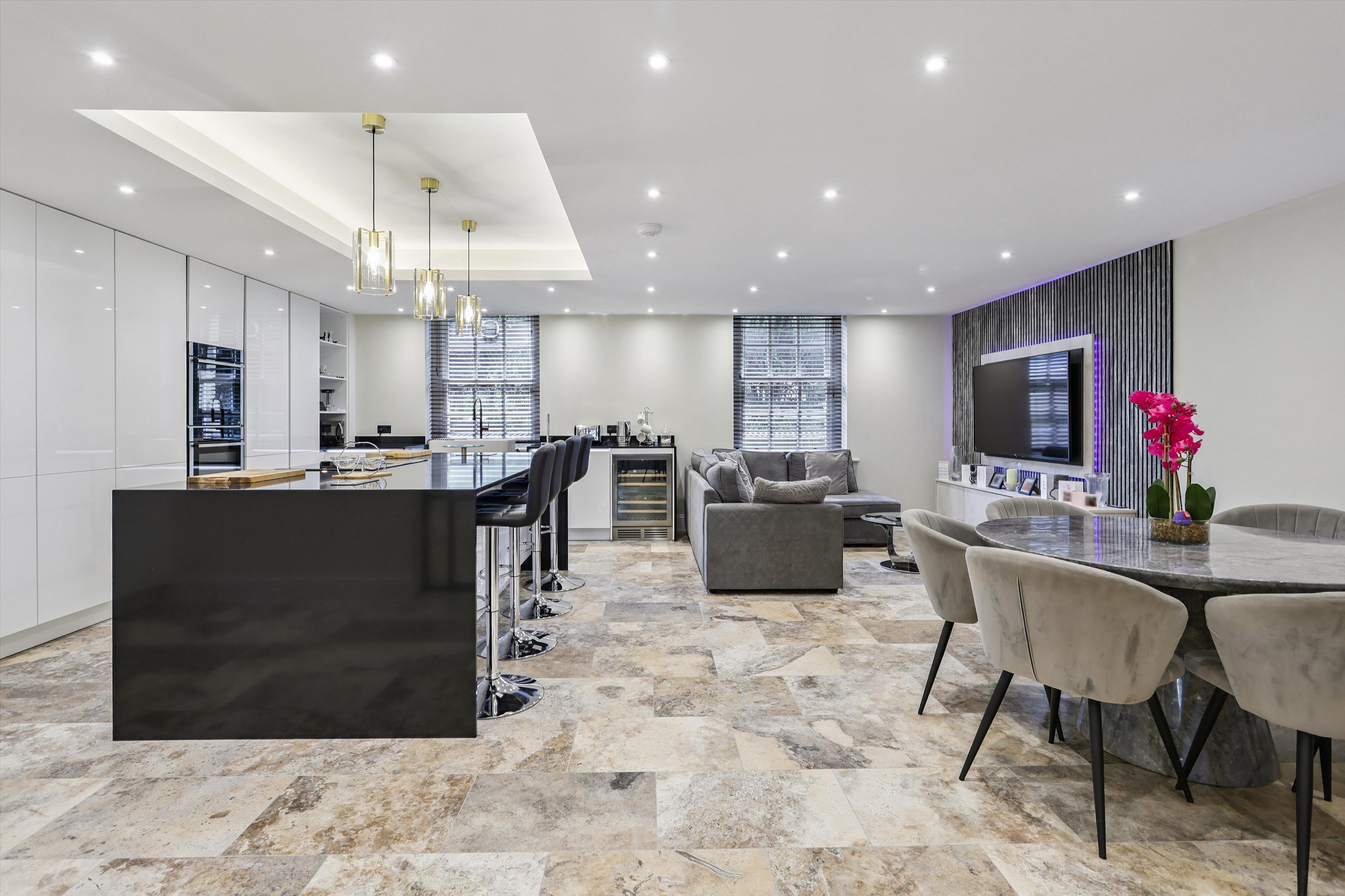 4 bedroom flat for sale 0