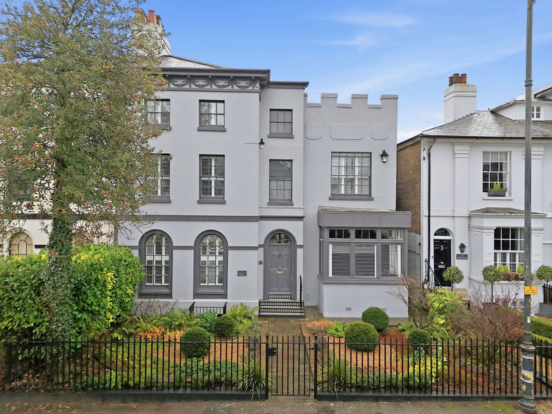 3 bedroom flat for sale