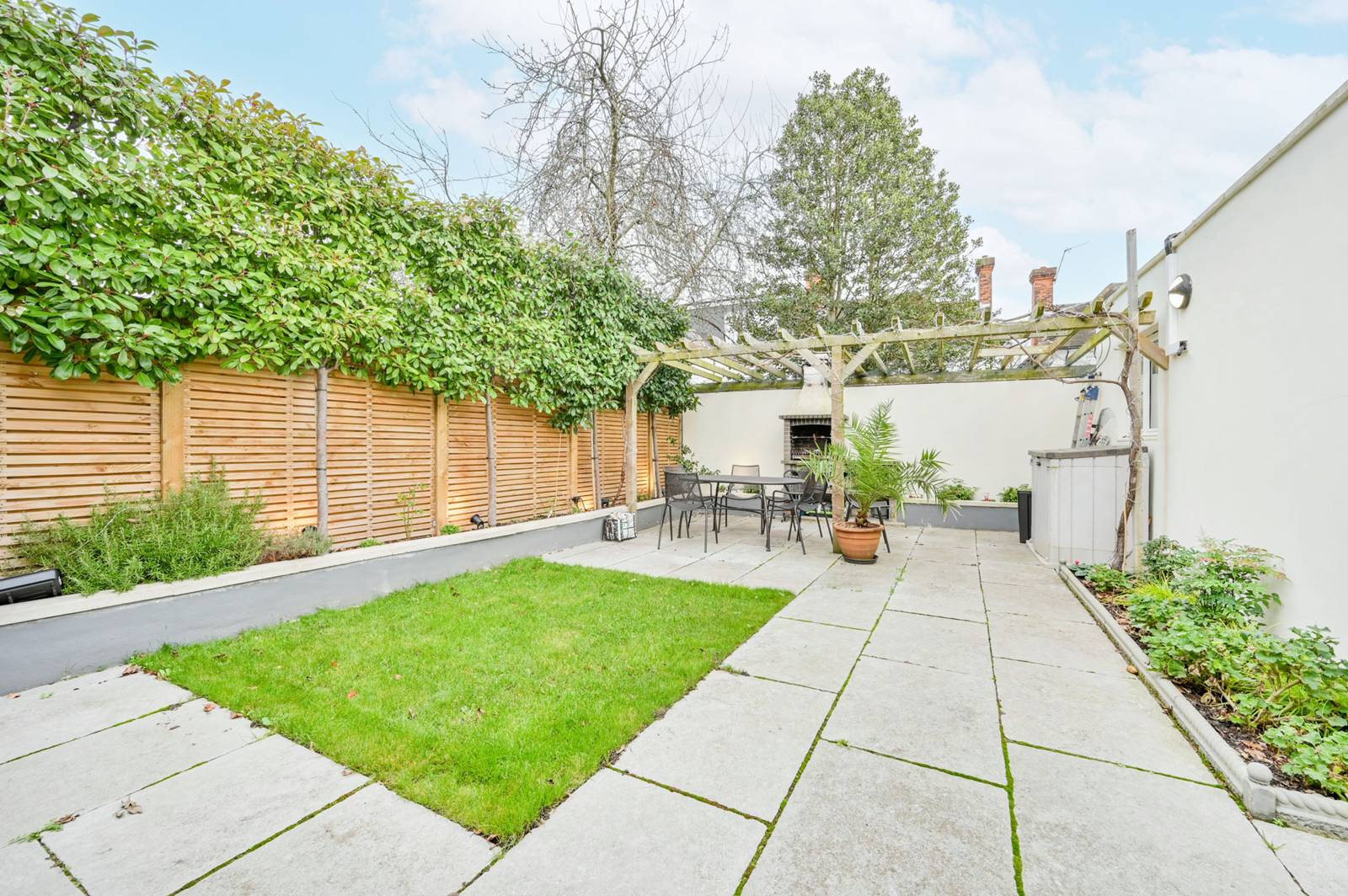 4 bedroom semi-detached house for sale 0