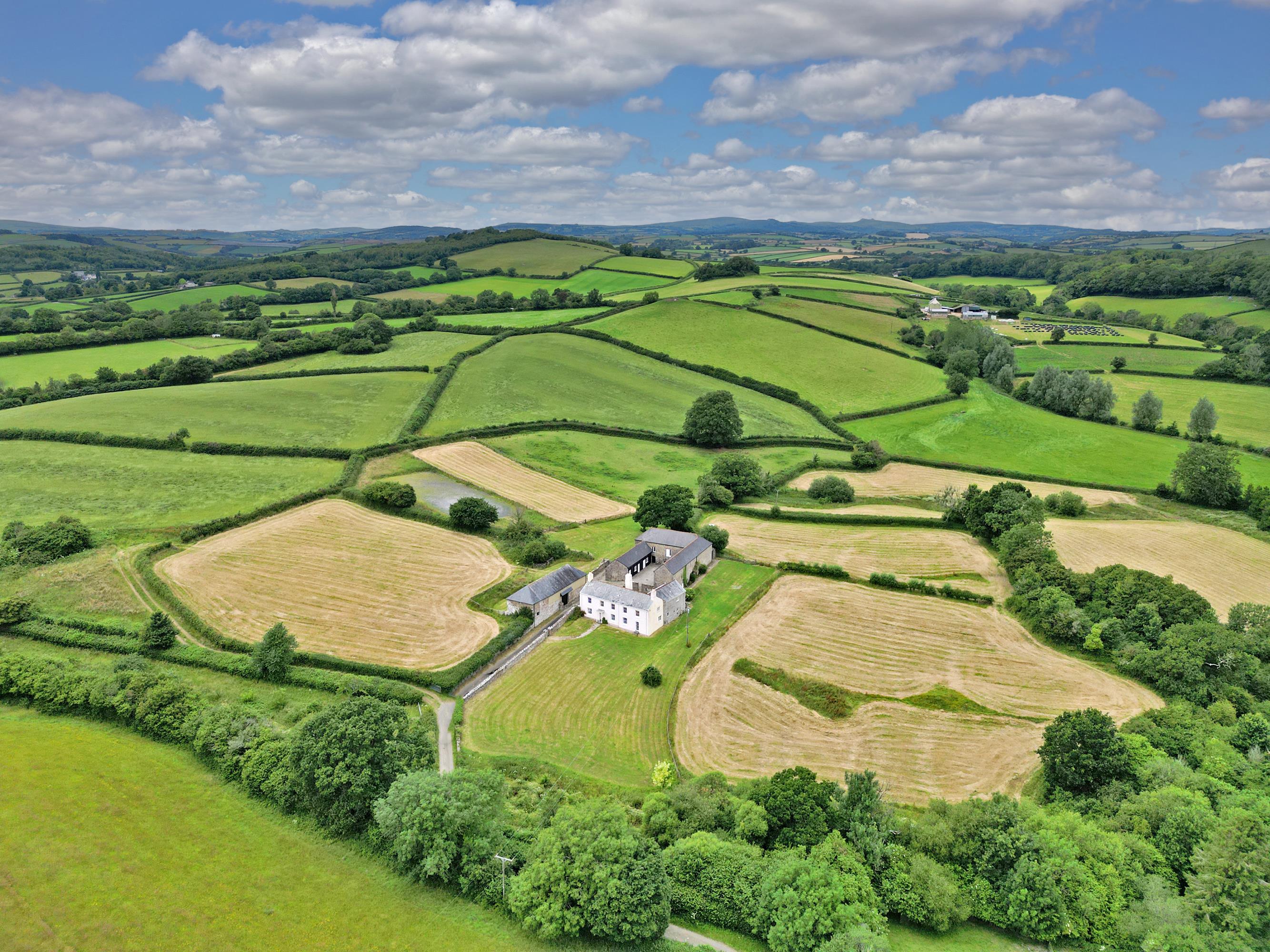 6 bedroom detached house for sale 0