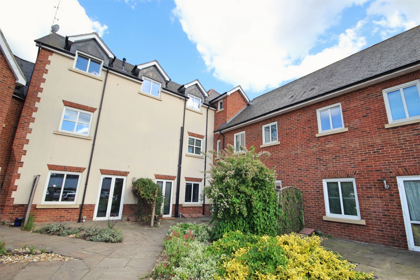 2 Bedrooms Maisonette for sale in Sandford Court, Sandford Rd, Chelmsford, Essex CM2