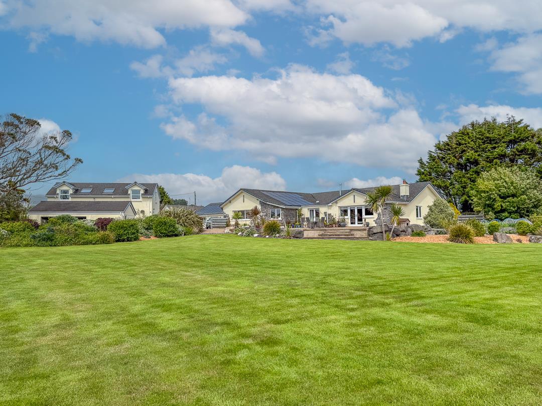 5 bedroom detached bungalow for sale 0