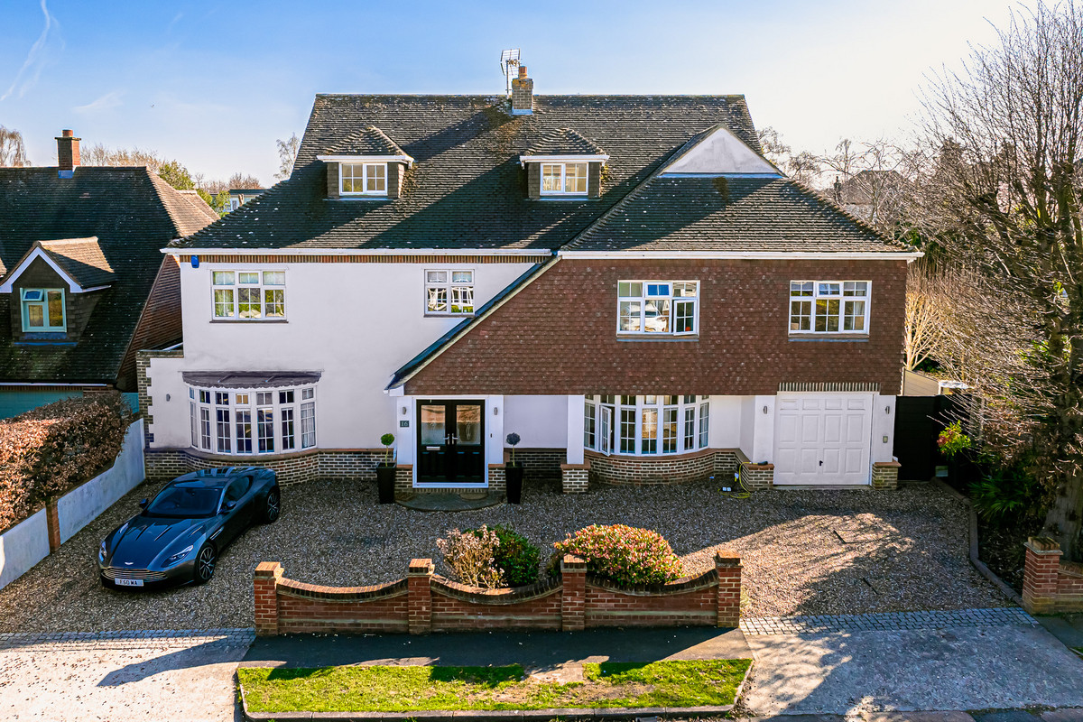 6 bedroom detached house for sale 0