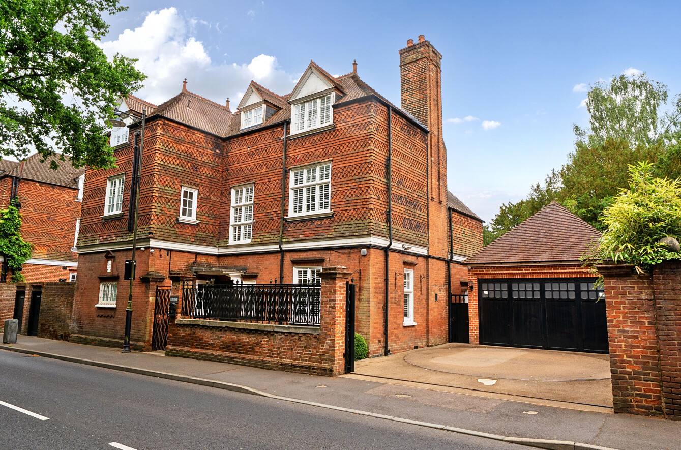 6 bedroom detached house for sale 0