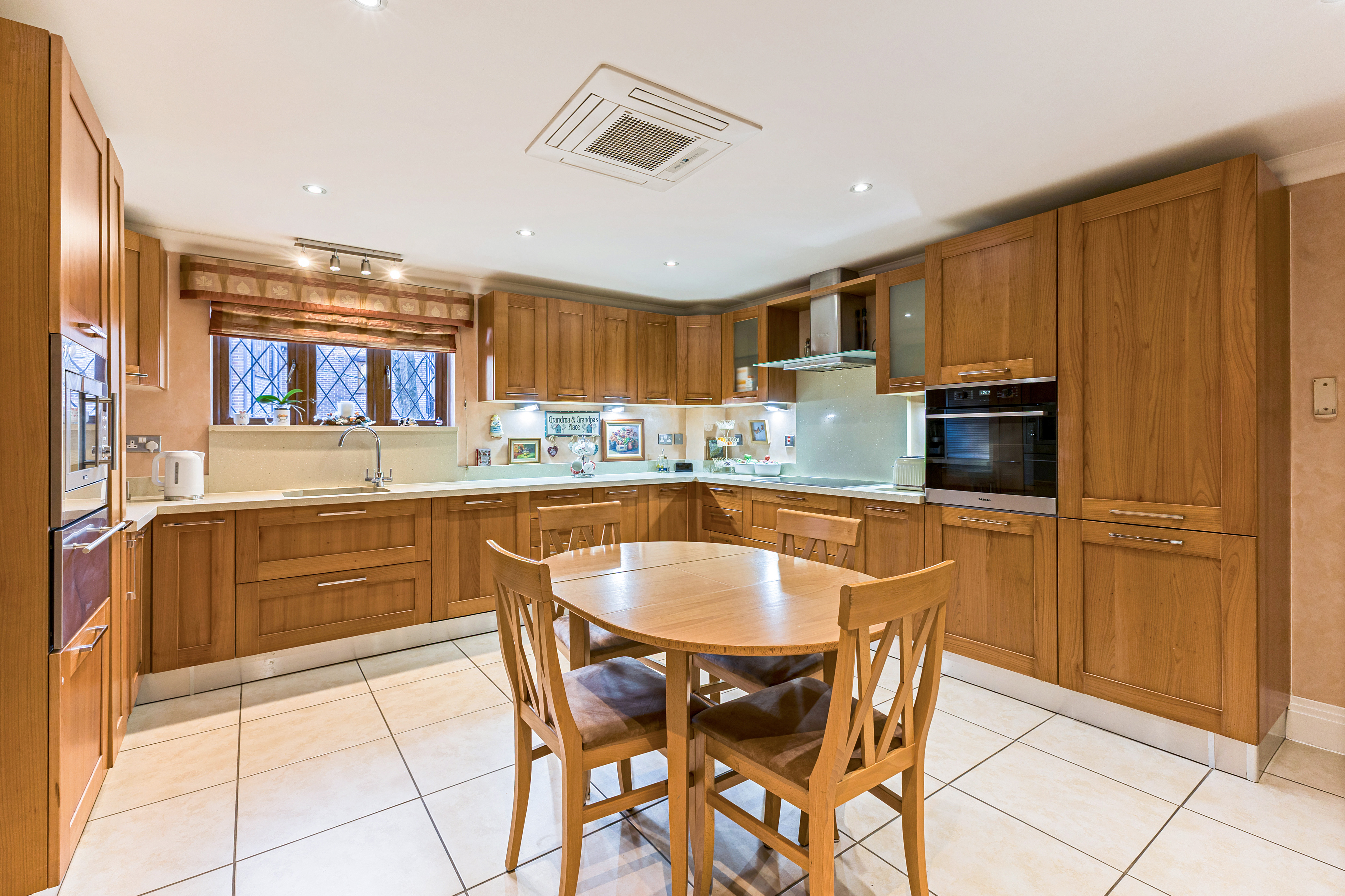 3 bedroom flat for sale 0