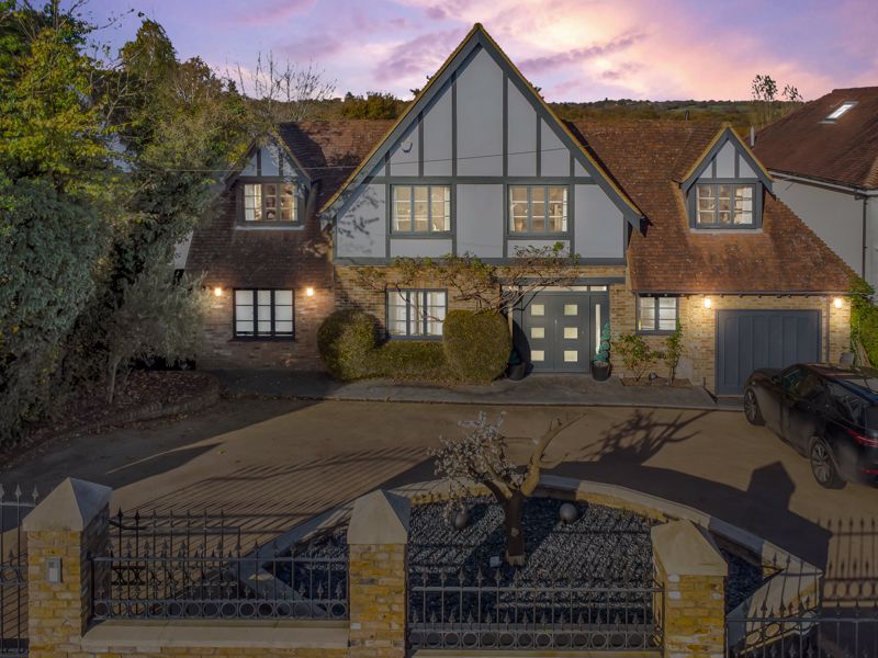 5 bedroom detached house for sale 0