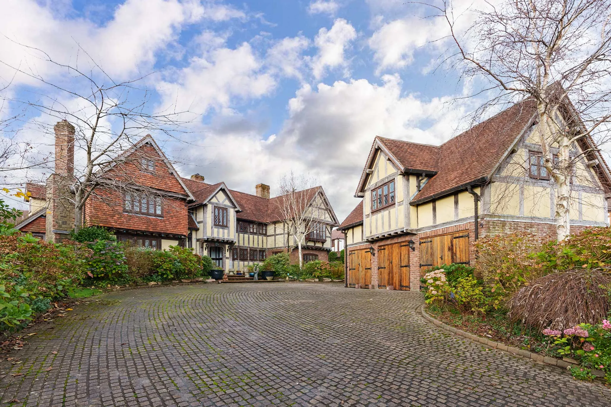 6 bedroom detached house for sale 0