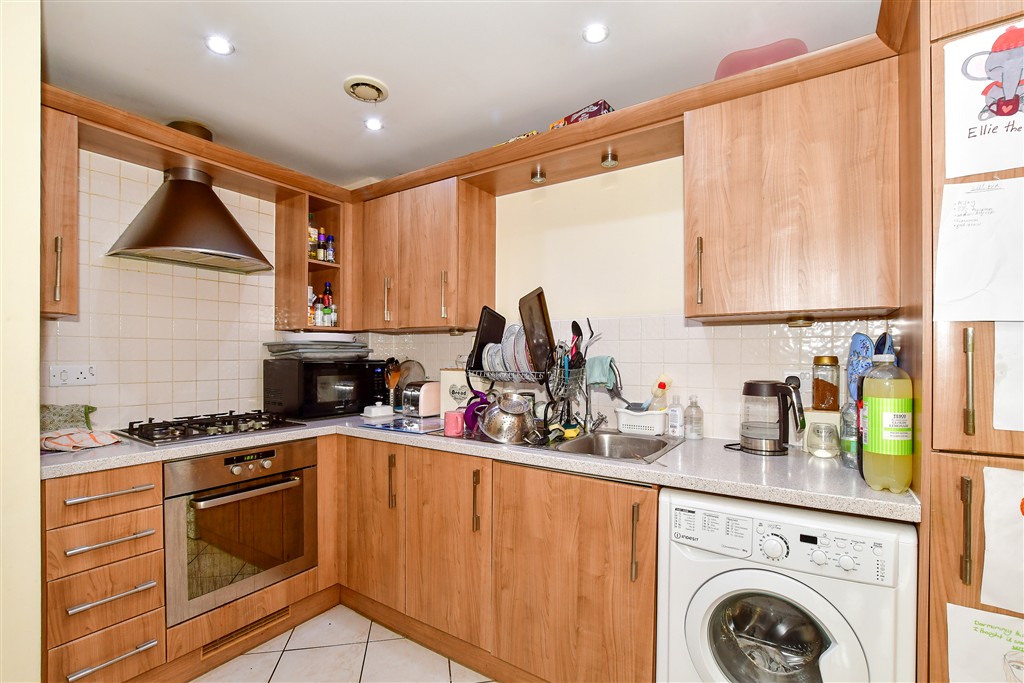 2-bed flat on Woodfield Road, Crawley, £172,000