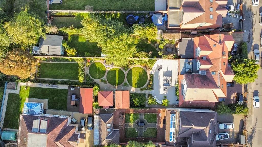 6 bedroom detached house for sale 0