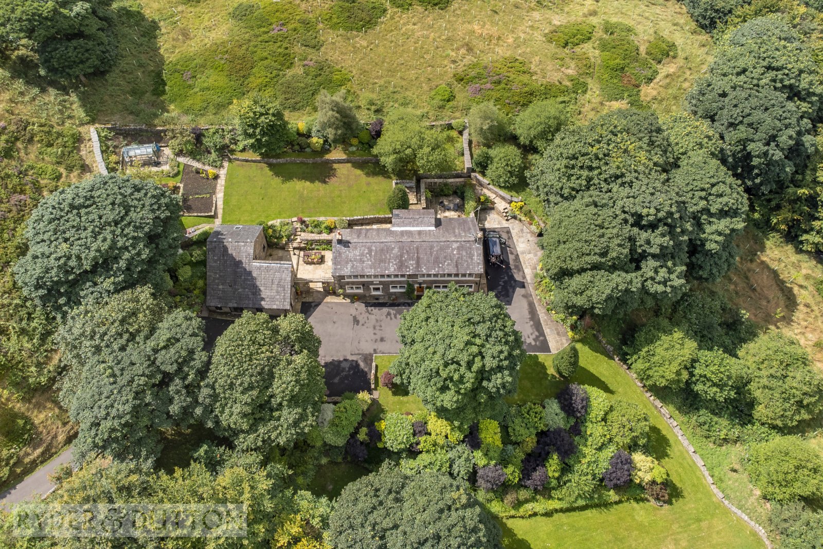 6 bedroom detached house for sale 0