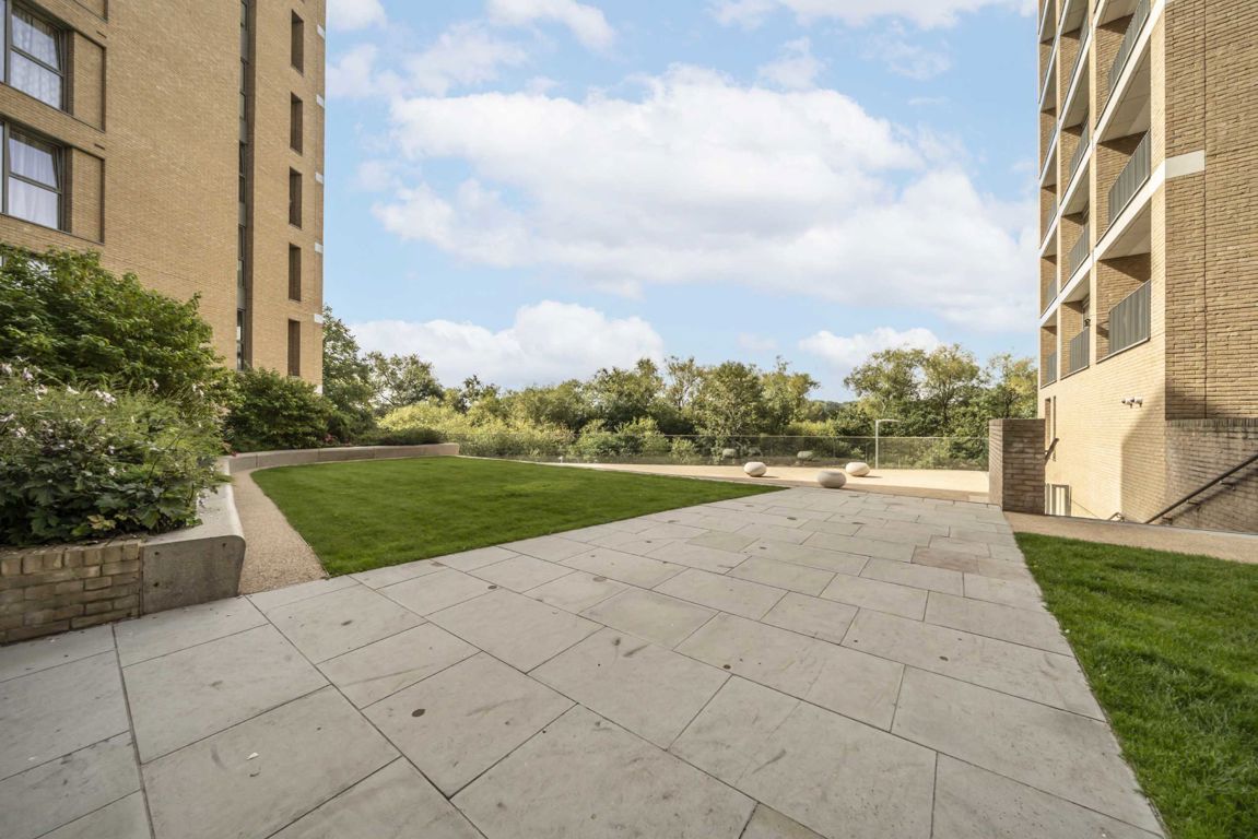 Moorhen Drive, London photo 4