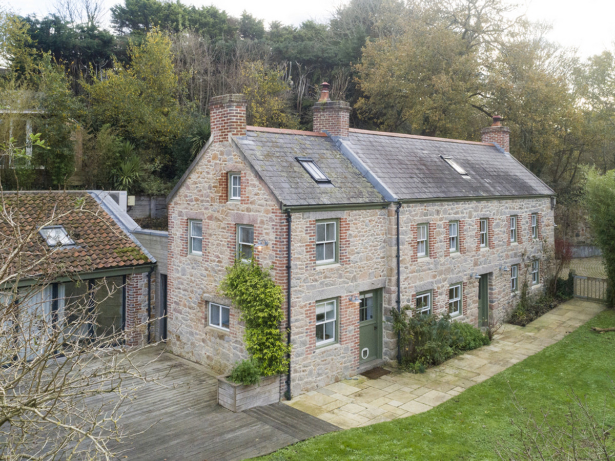 4 bedroom detached house for sale 0