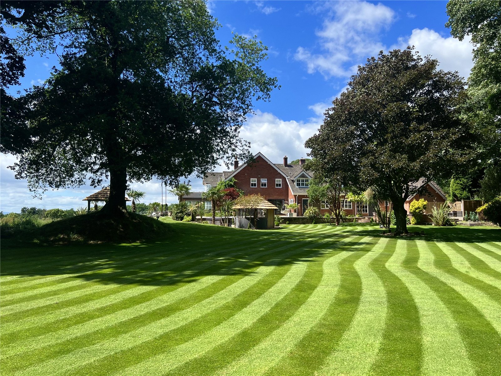 6 bedroom detached house for sale 0