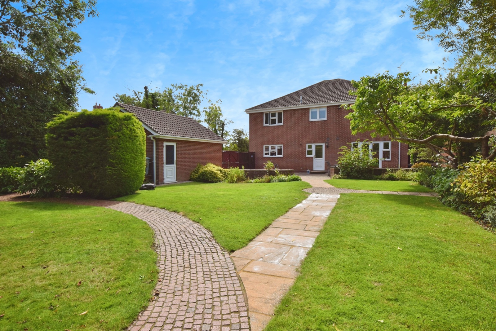 5 bedroom detached house for sale 0