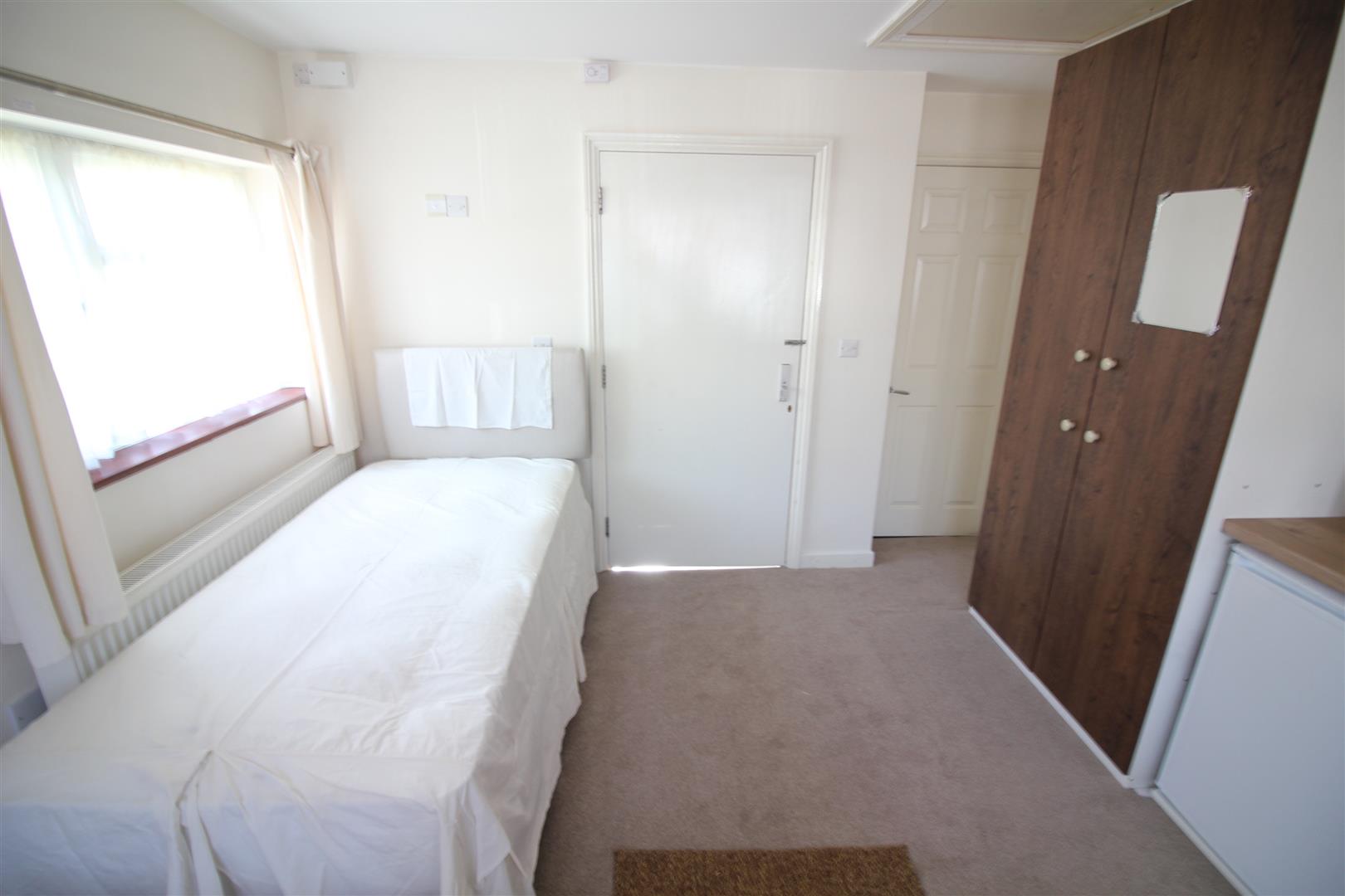 7764h, Magdala Road, Isleworth photo 5