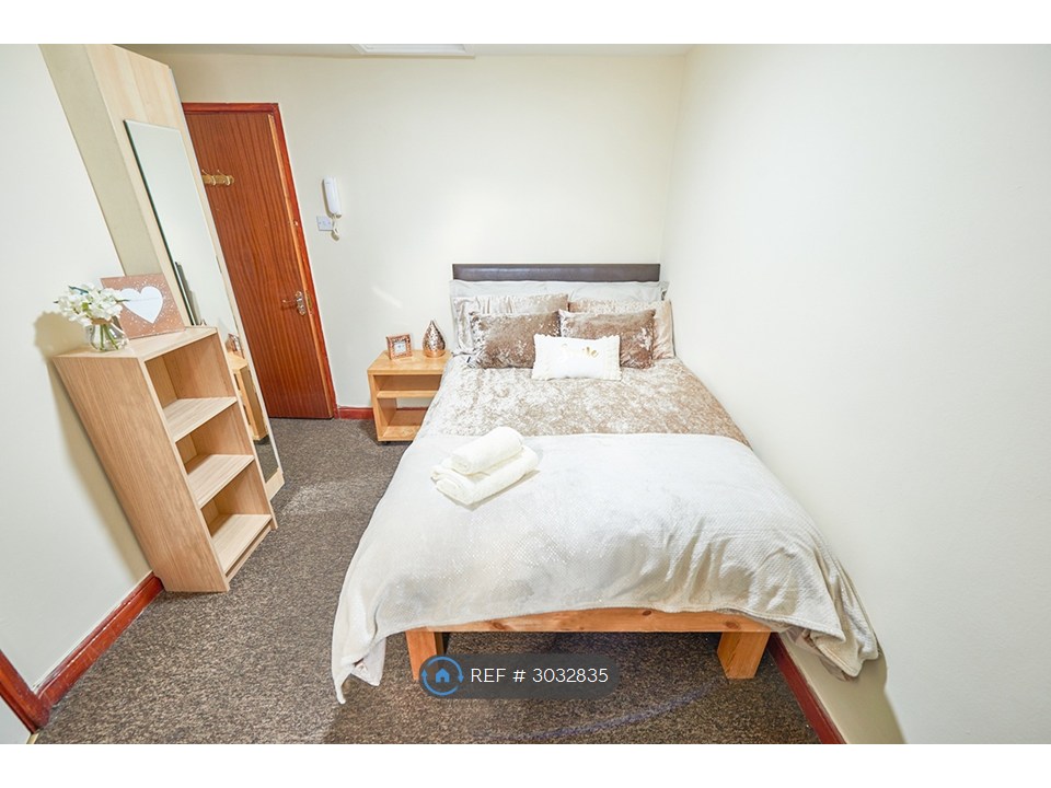 Ensuite, Millenium Court Cottam Avenue, Bradford photo 5
