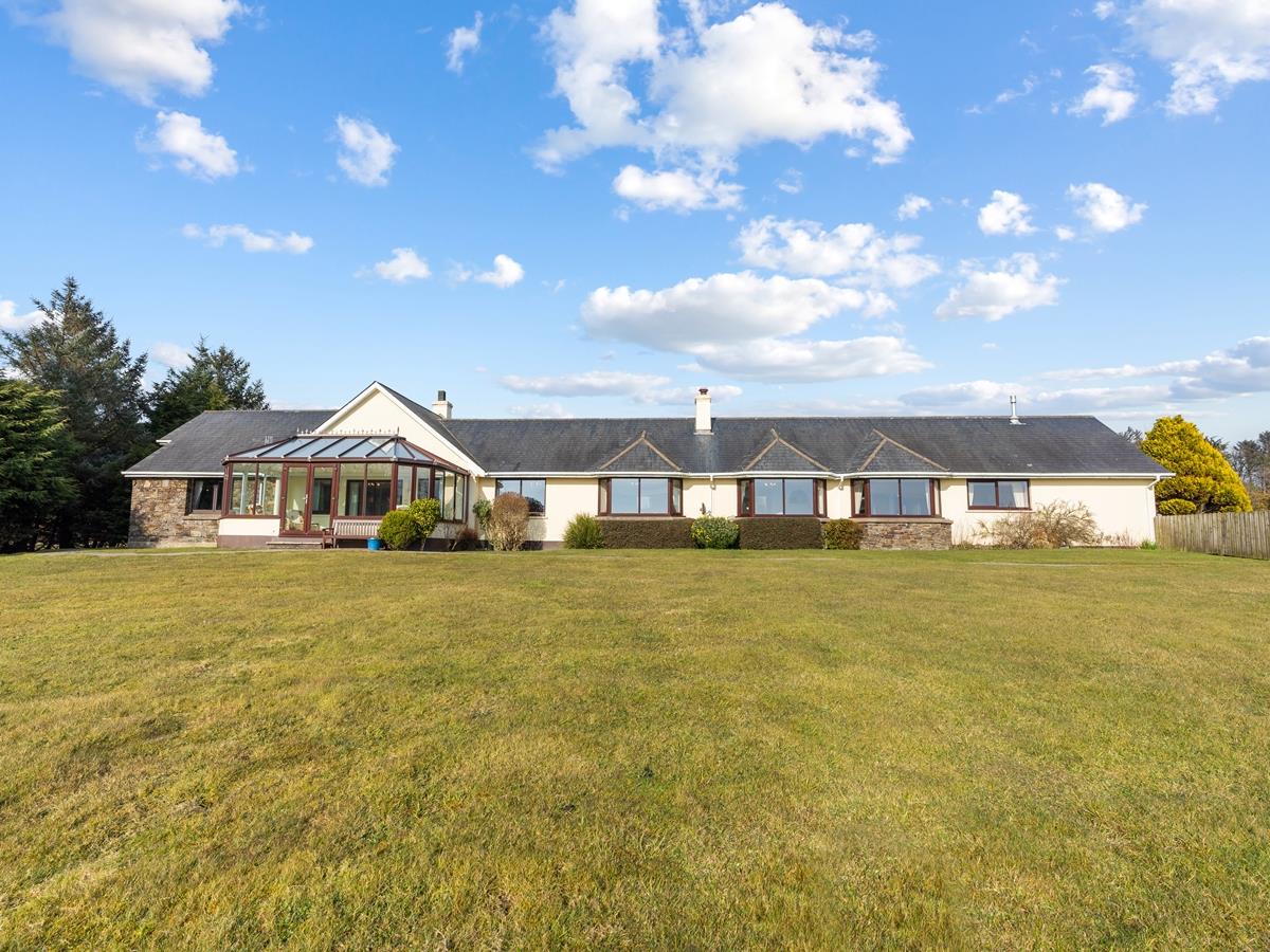 4 bedroom detached bungalow for sale 0