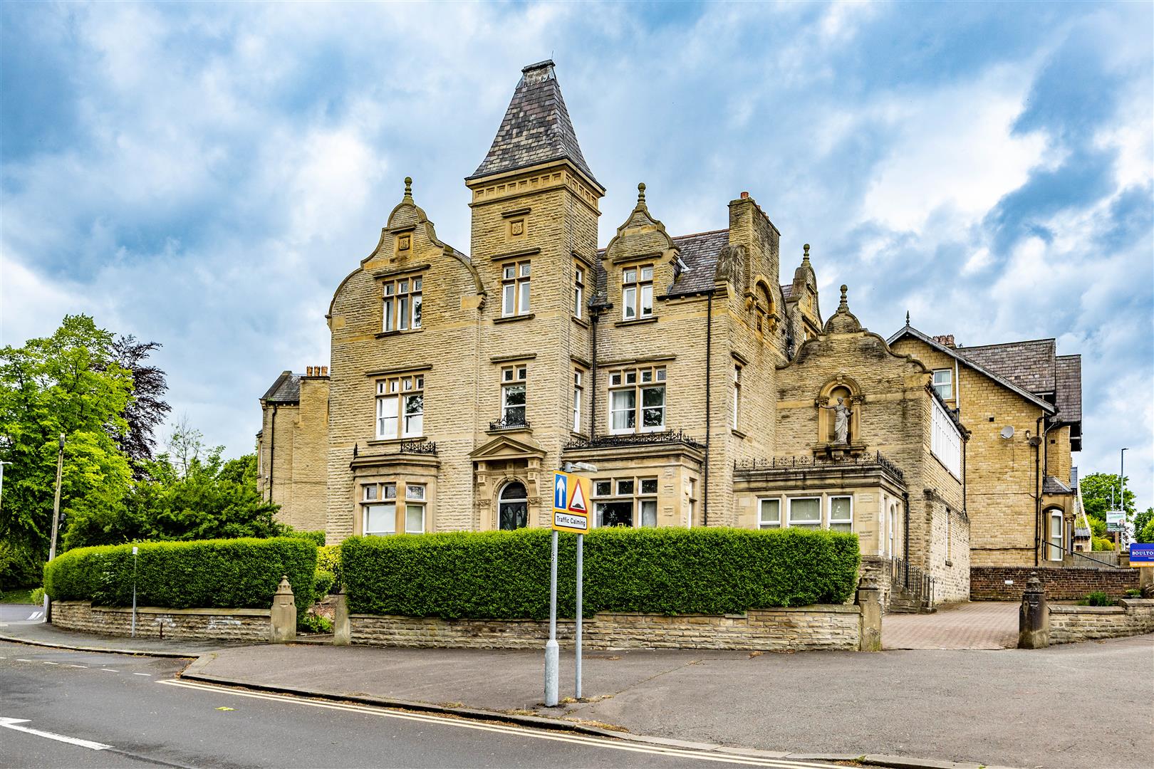 2 bed flat for sale