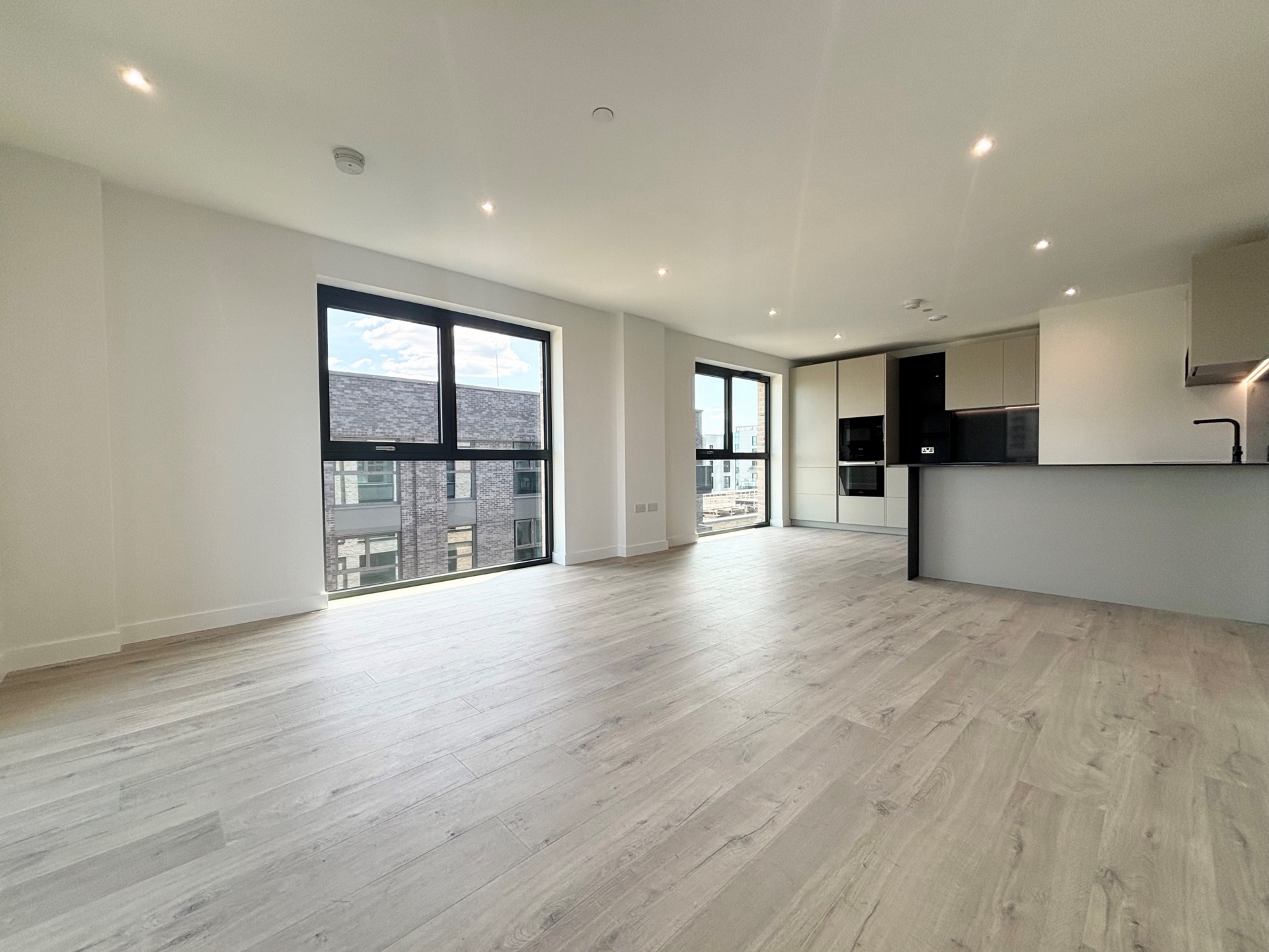 3 bedroom flat for sale 0