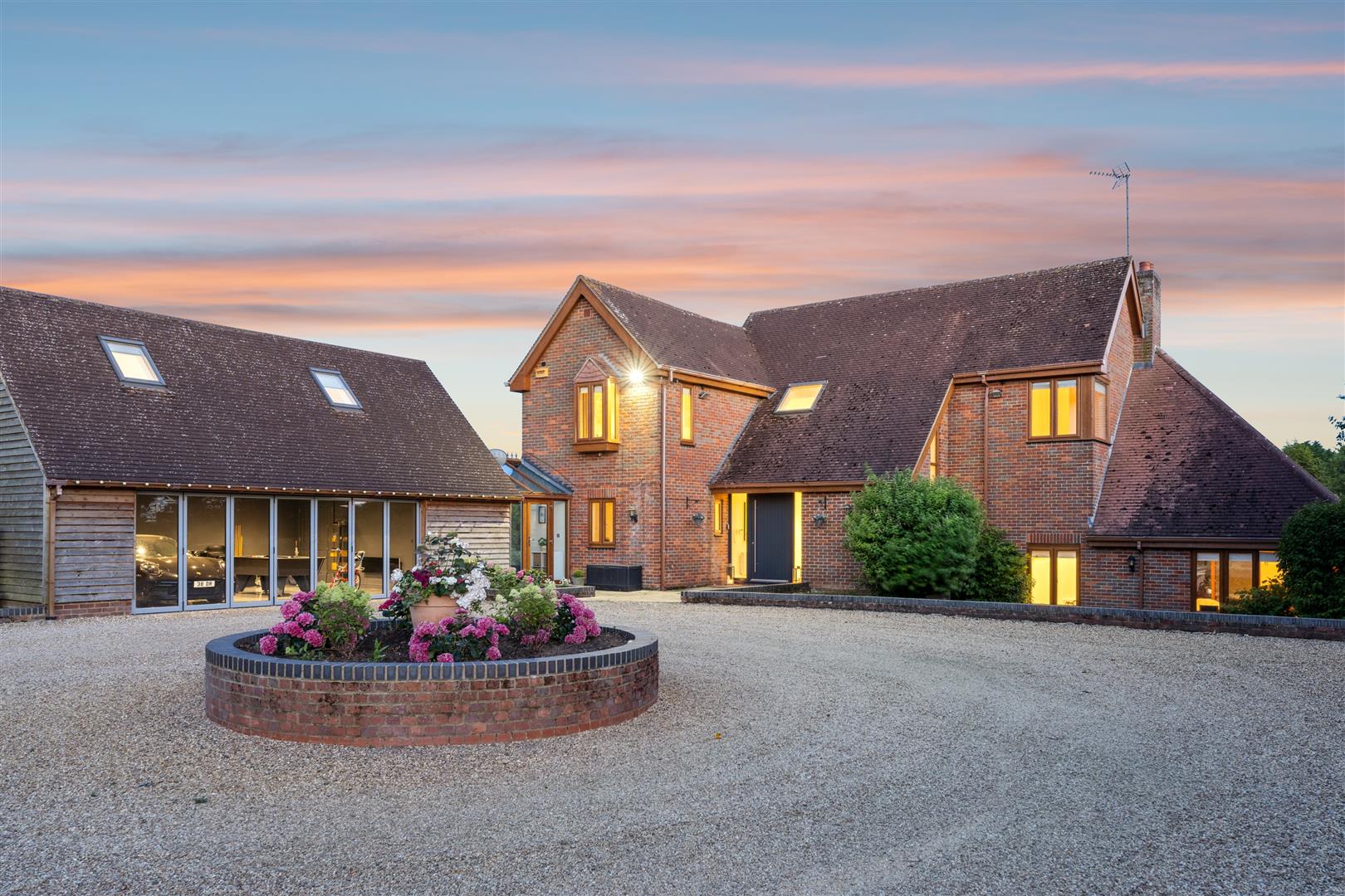 8 bedroom detached house for sale 0