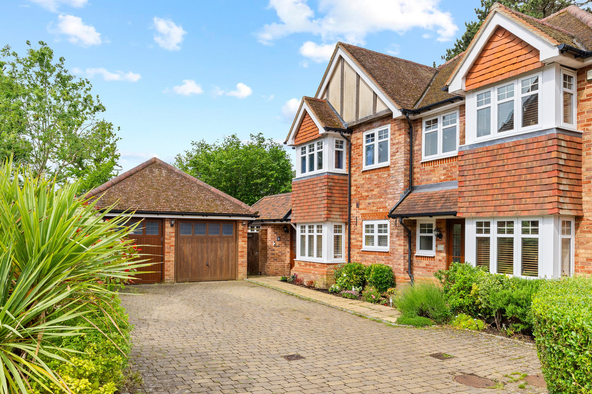 6 Searchwood Heights, Warlingham, CR6 9GE - listing photo