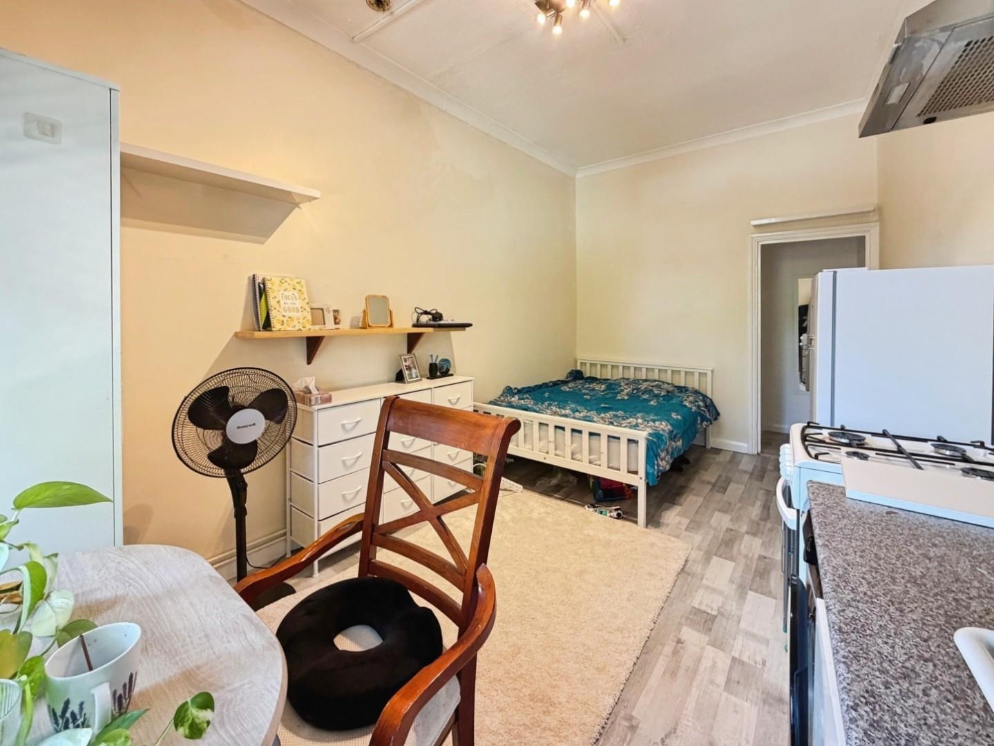 Flat 5, 4, Surrey Crescent, London photo 5