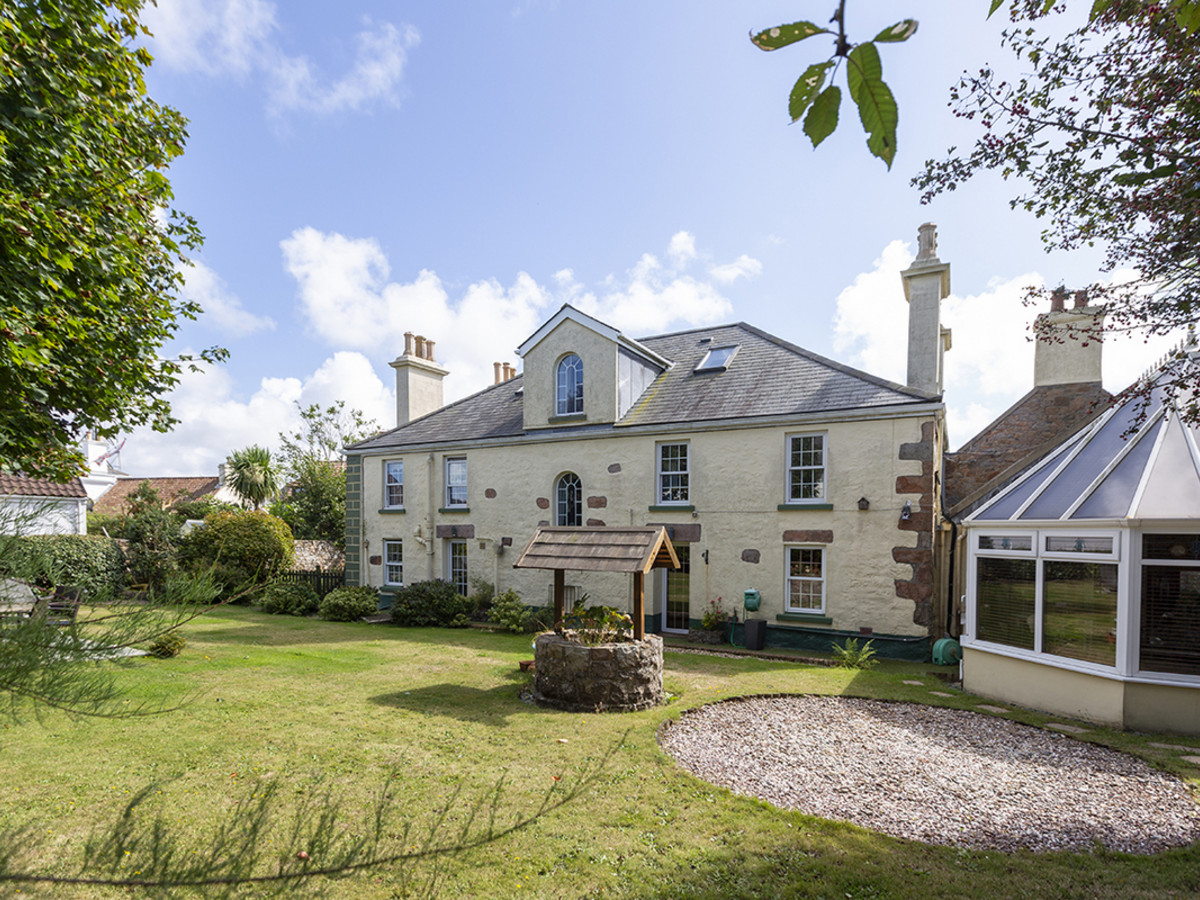 7 bedroom detached house for sale 0