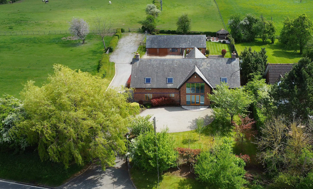 5 bedroom detached house for sale 0