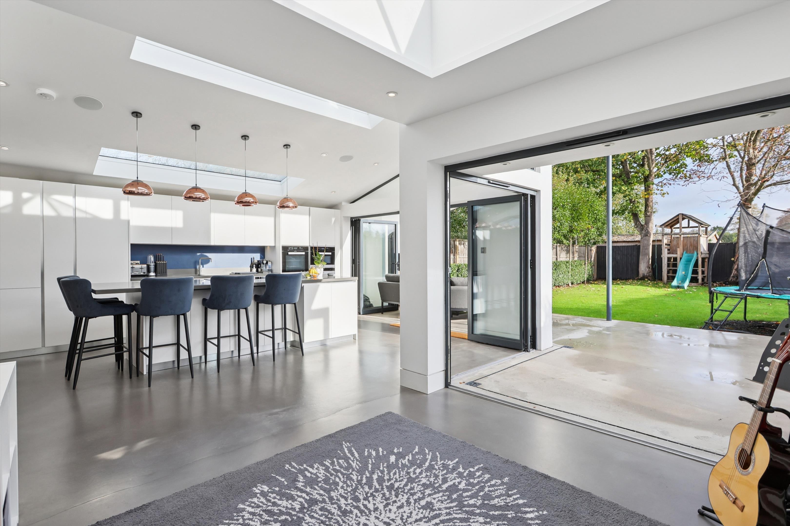 6 bedroom semi-detached house for sale 0