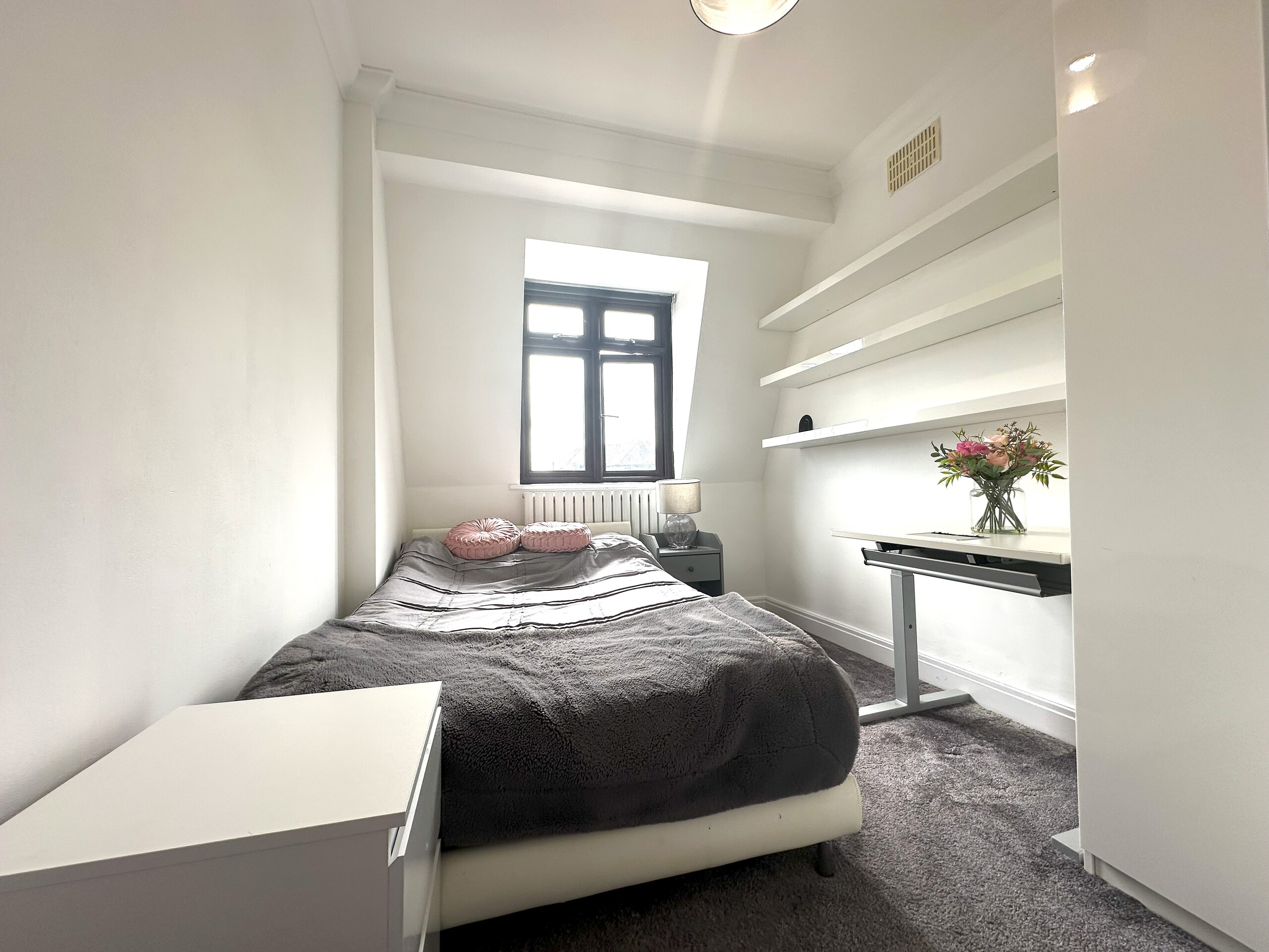 84 Pettits Lane, Romford photo 4