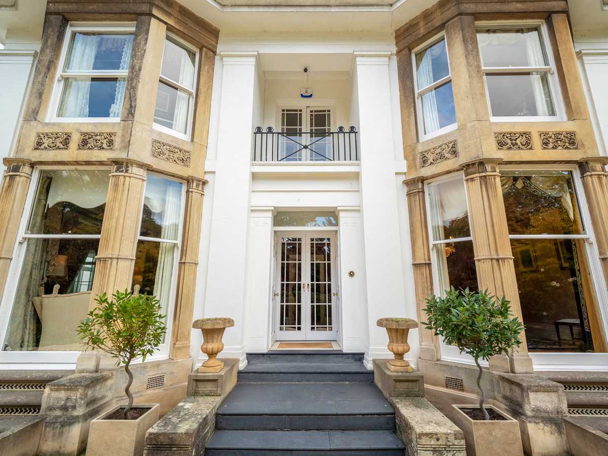 5 bedroom detached house for sale 0