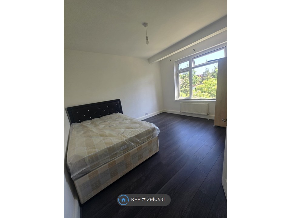 1-bed house on Hall Lane, London, £950/mo