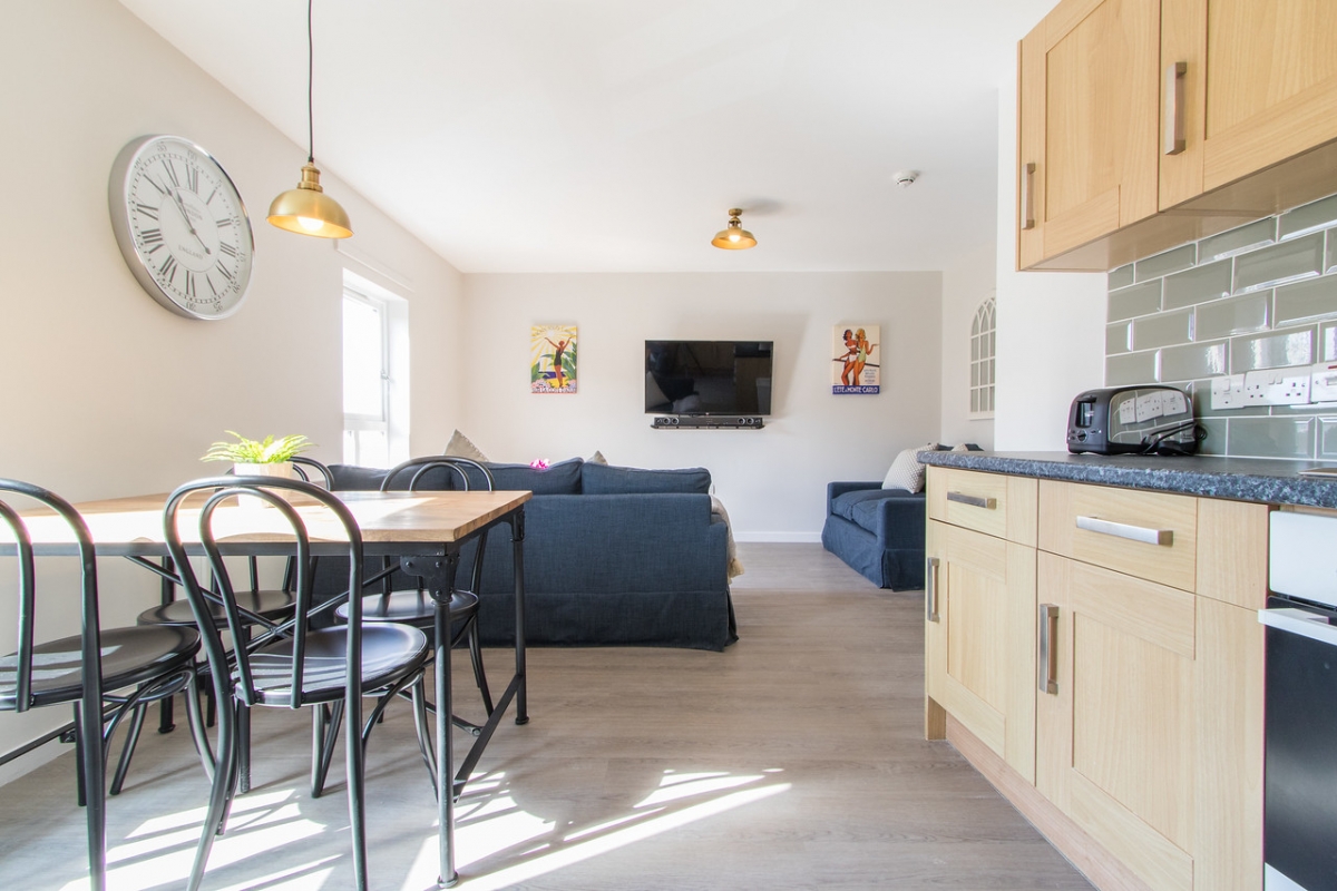 4-bed flat on 7, Morrison Circus, Edinburgh, £888/mo