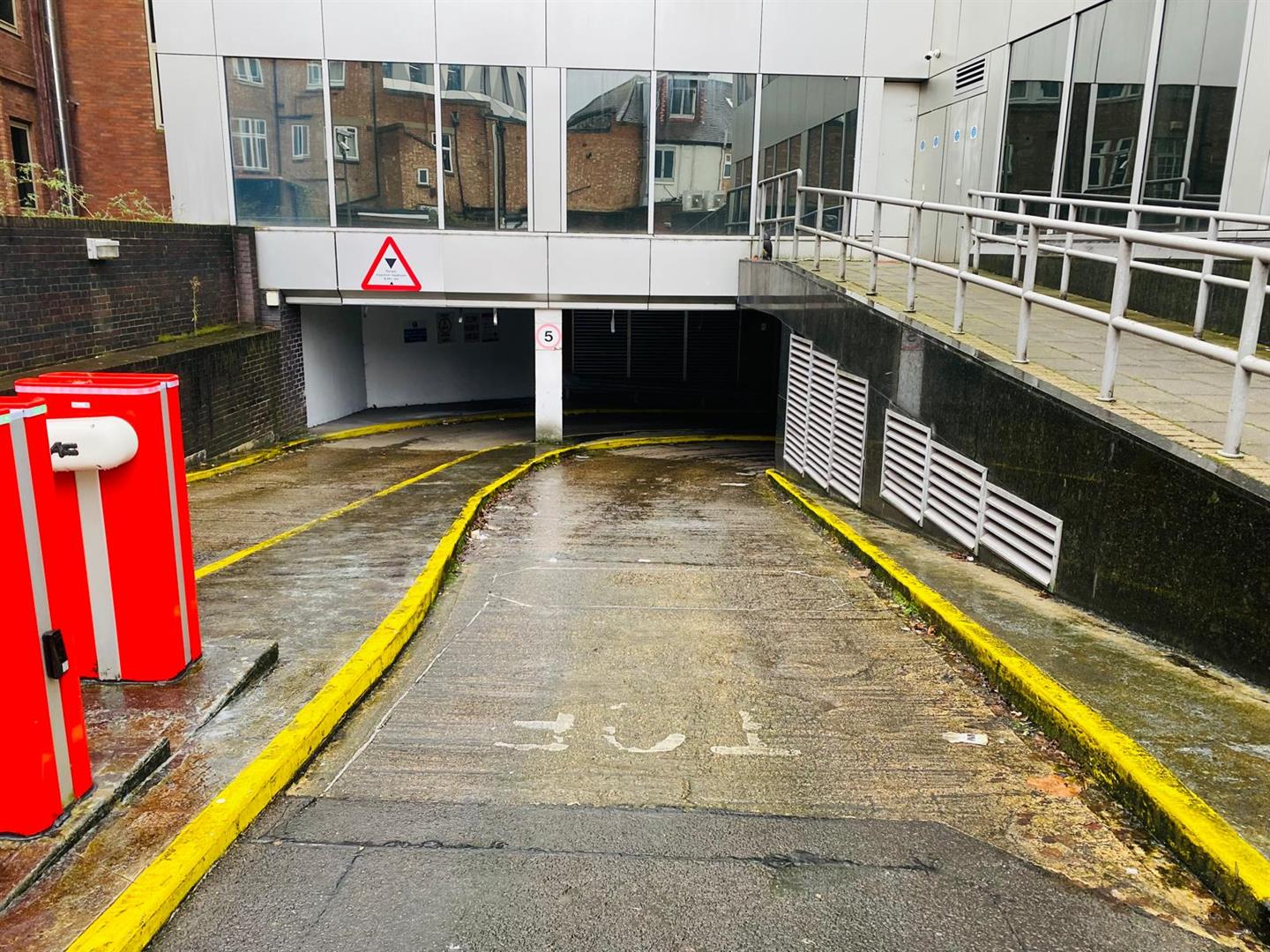Flat 51, Trinity Square, 23–59 Staines Road, Hounslow, TW3 3GD - listing photo