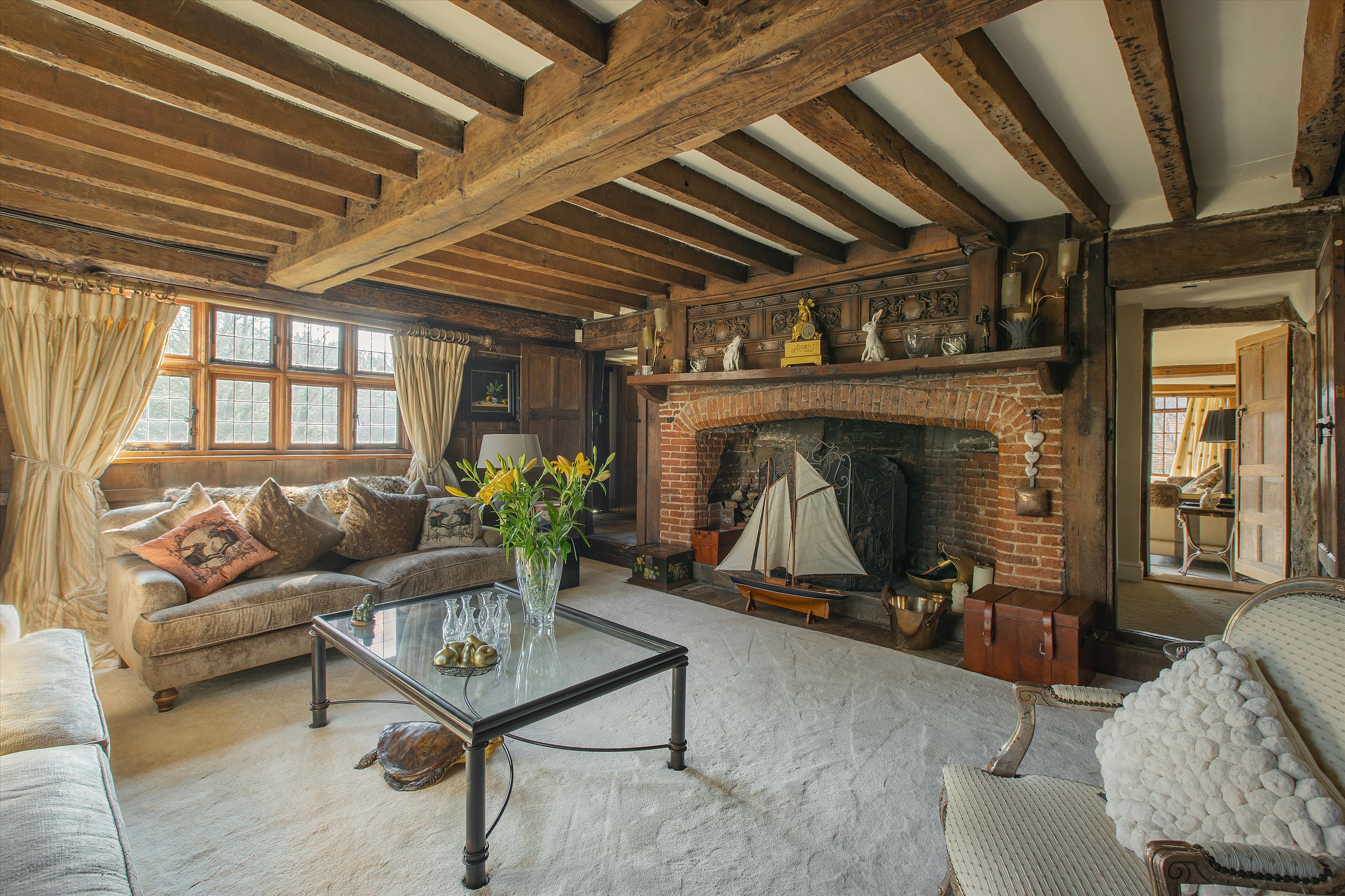 6 bedroom detached house for sale 0