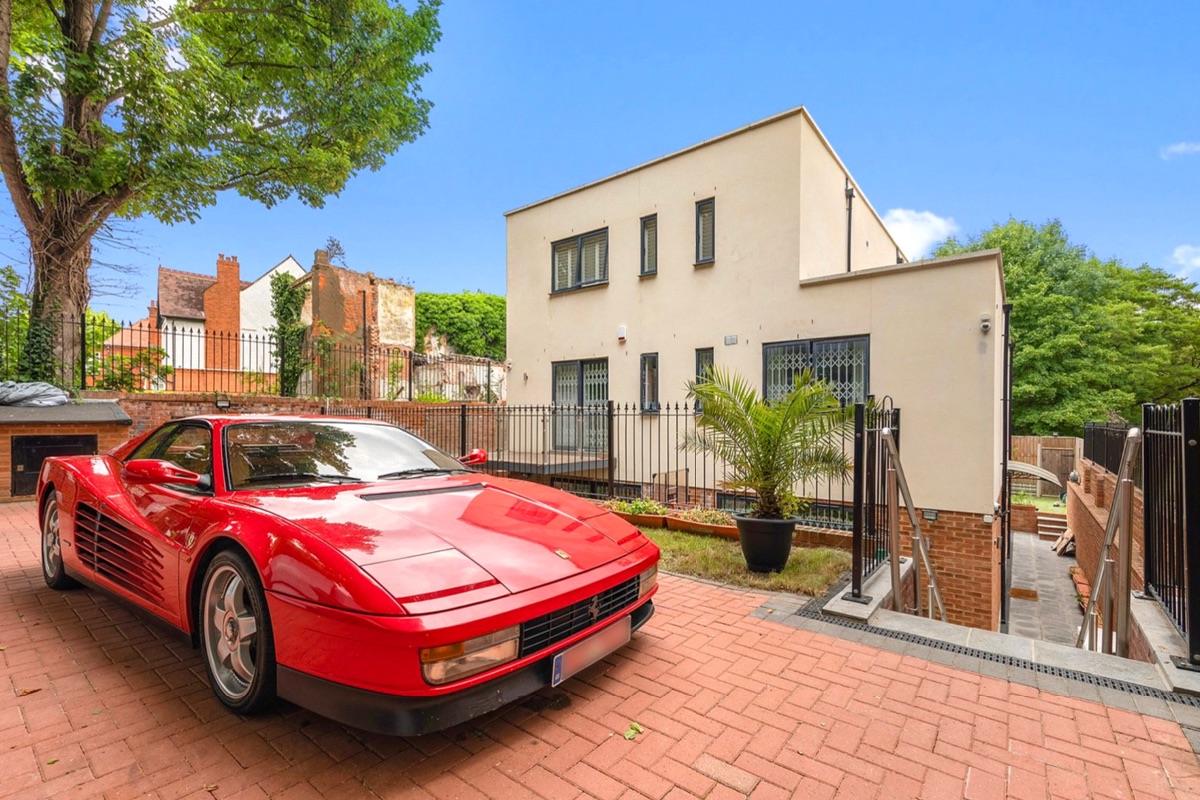 4 bedroom detached house for sale
