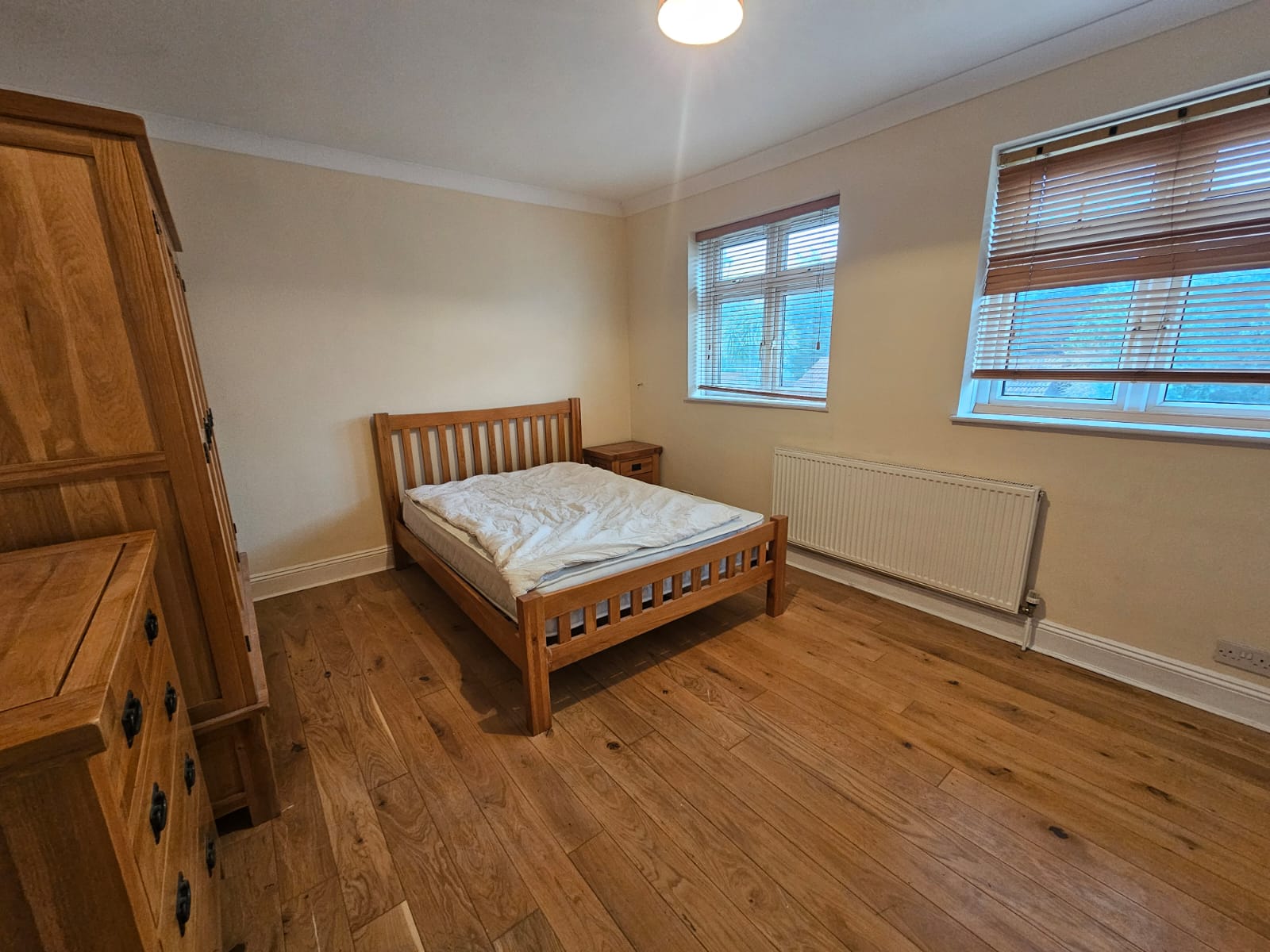 27, holden close, dagenham photo 2