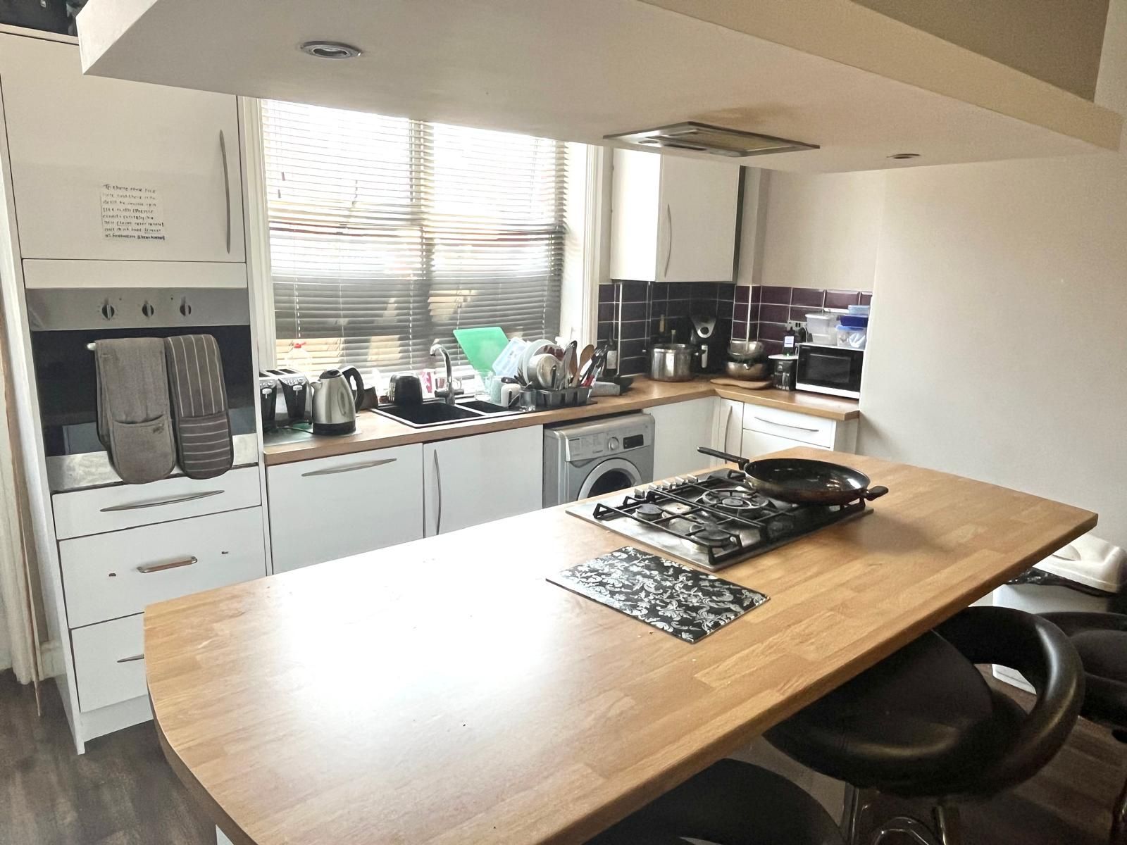 Room 2, 32 Clifford Place, Leeds photo 3