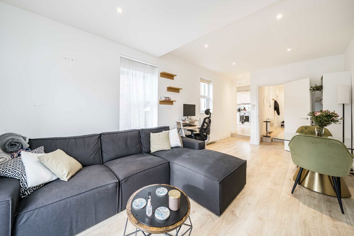 Flat 2, 19, Sylvester Road, LONDON photo 2