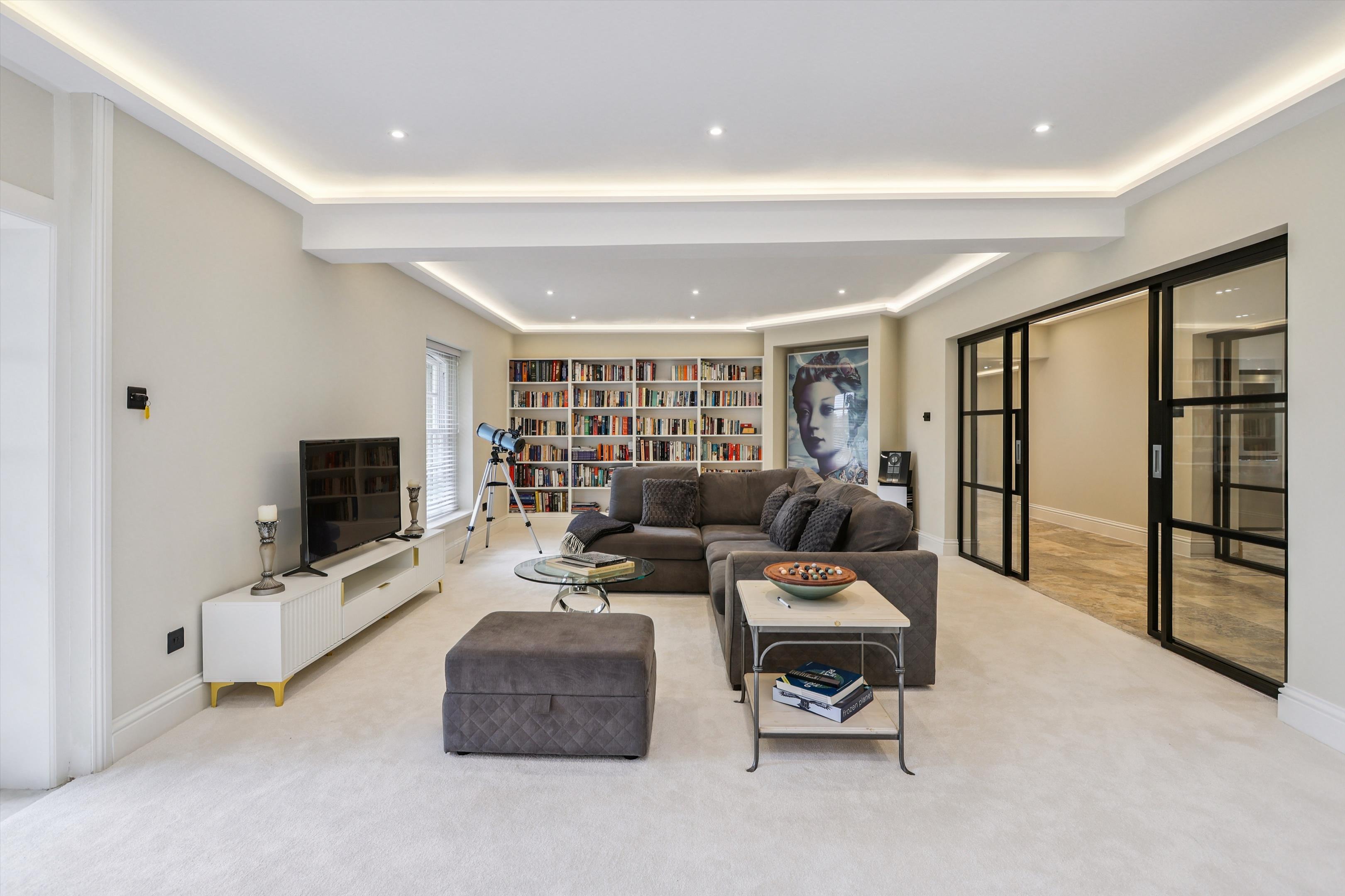 4 bedroom flat for sale 0