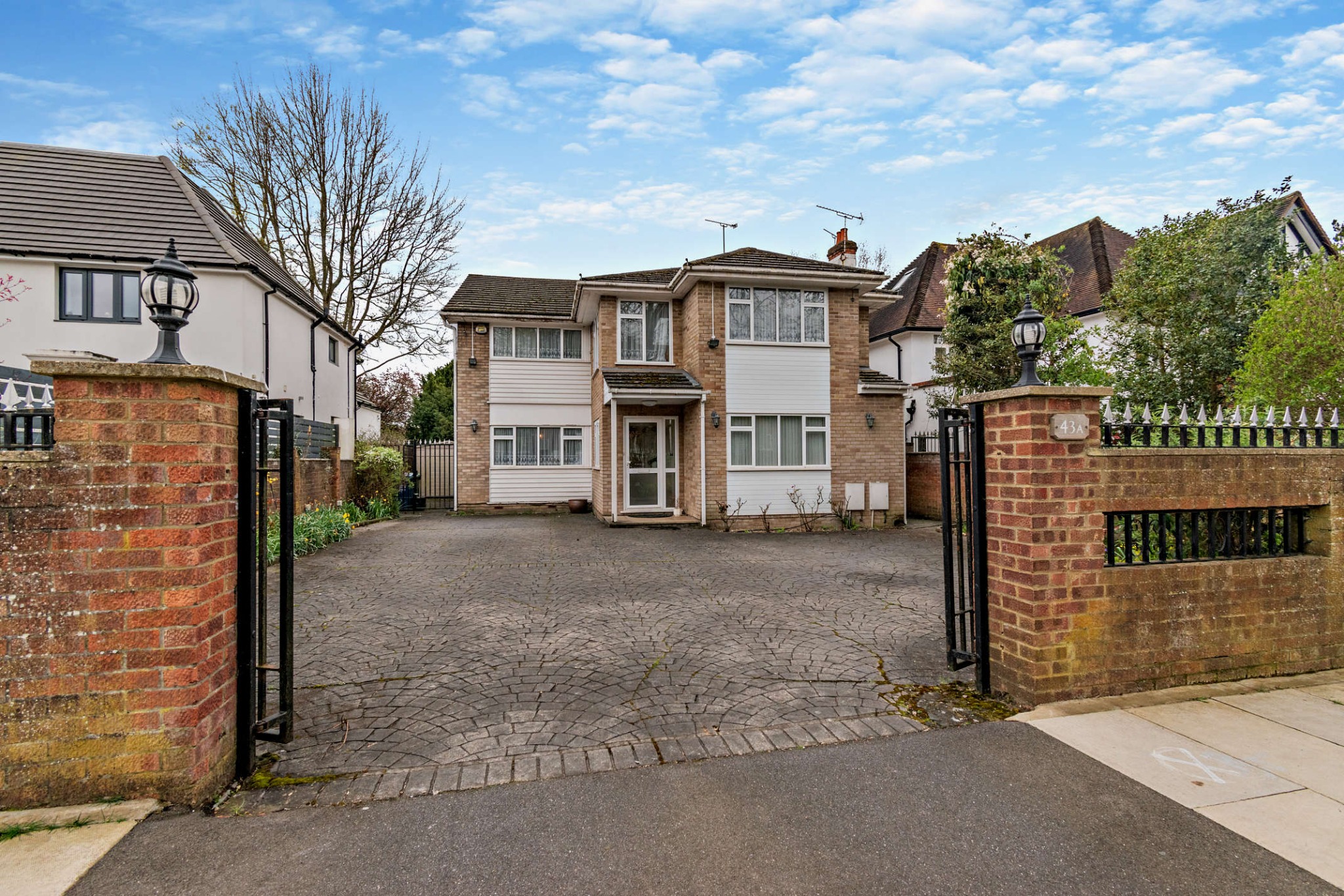 5 bedroom detached house for sale 0