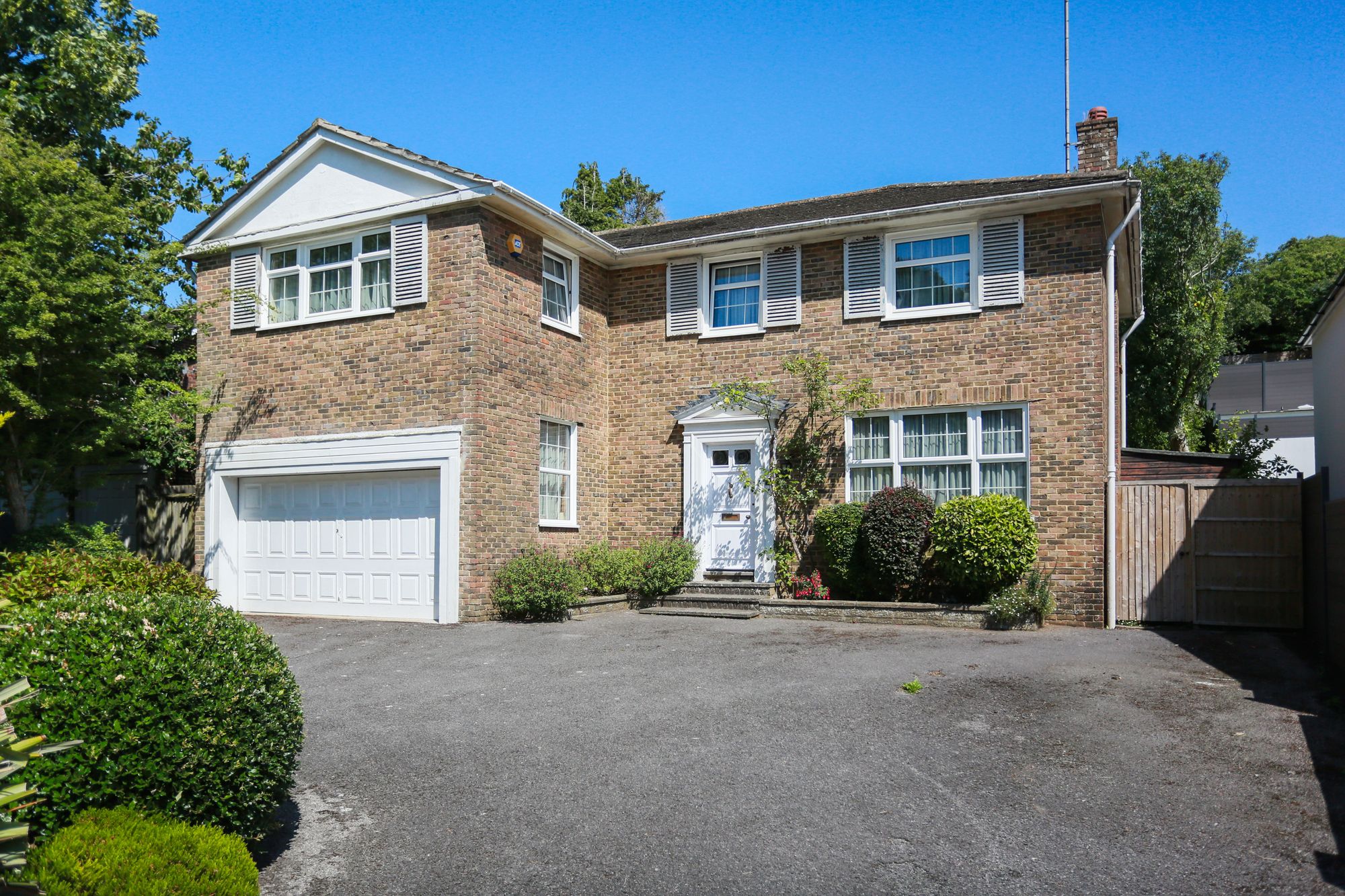 6 bedroom detached house for sale