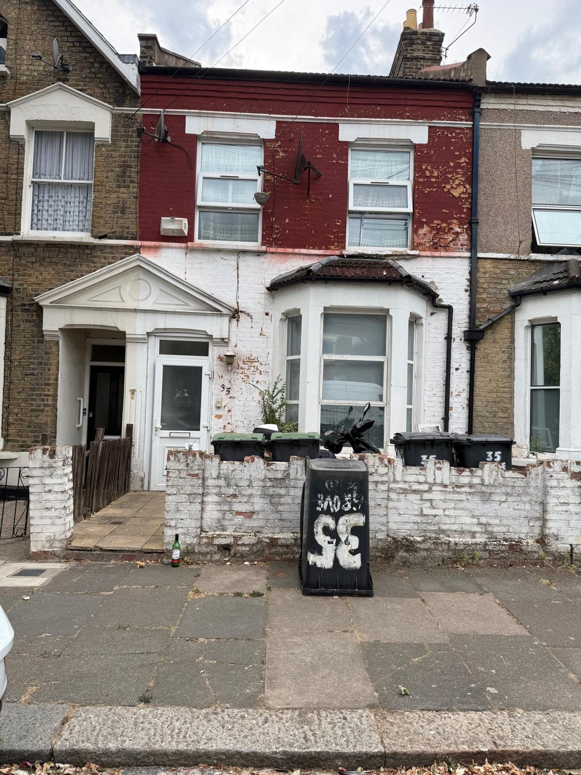 35 Grove Park Road, London photo 2