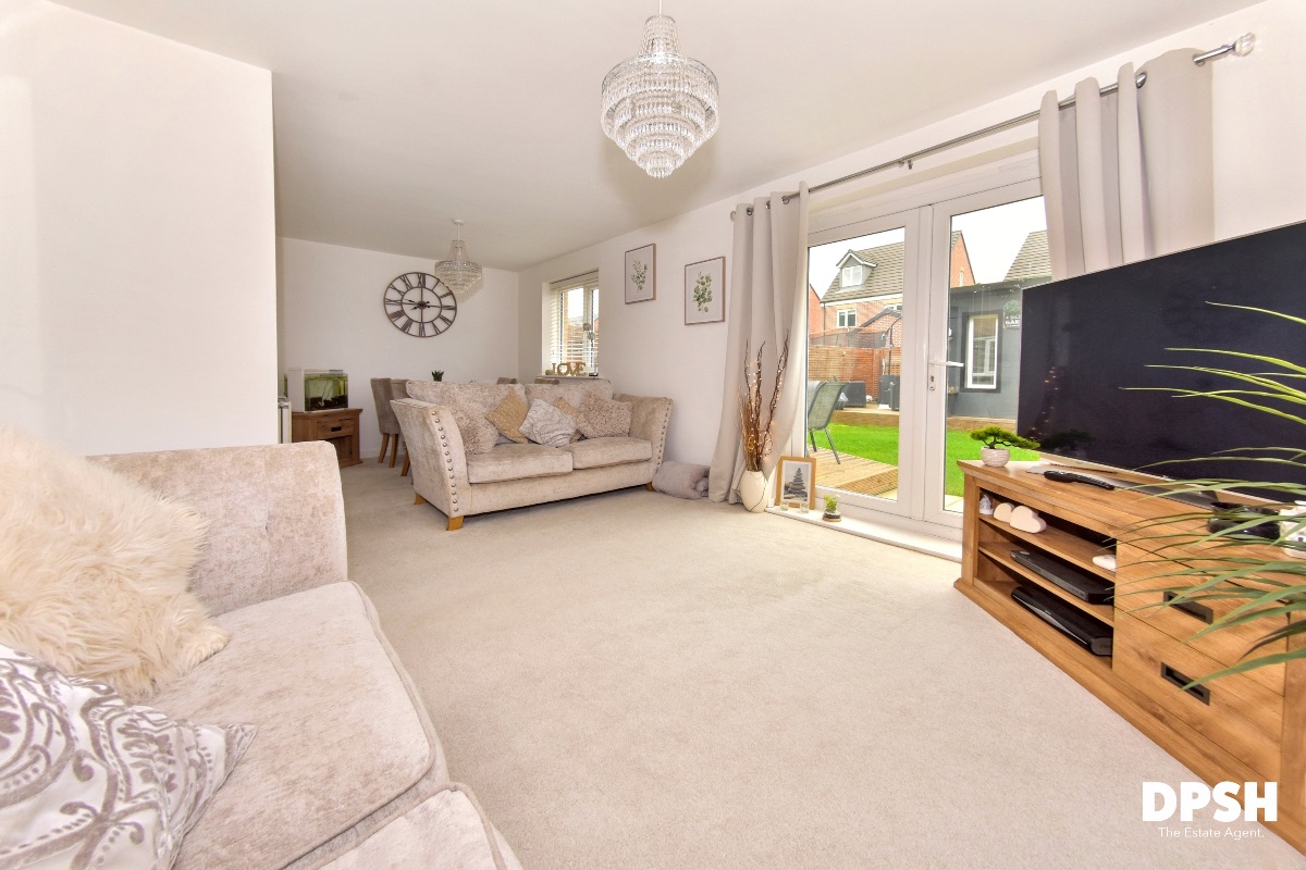 4 Scatcherd Drive, Leeds photo 4