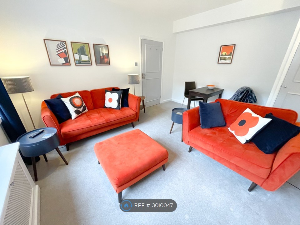 Flat, Paramount Court University Street, London photo 2