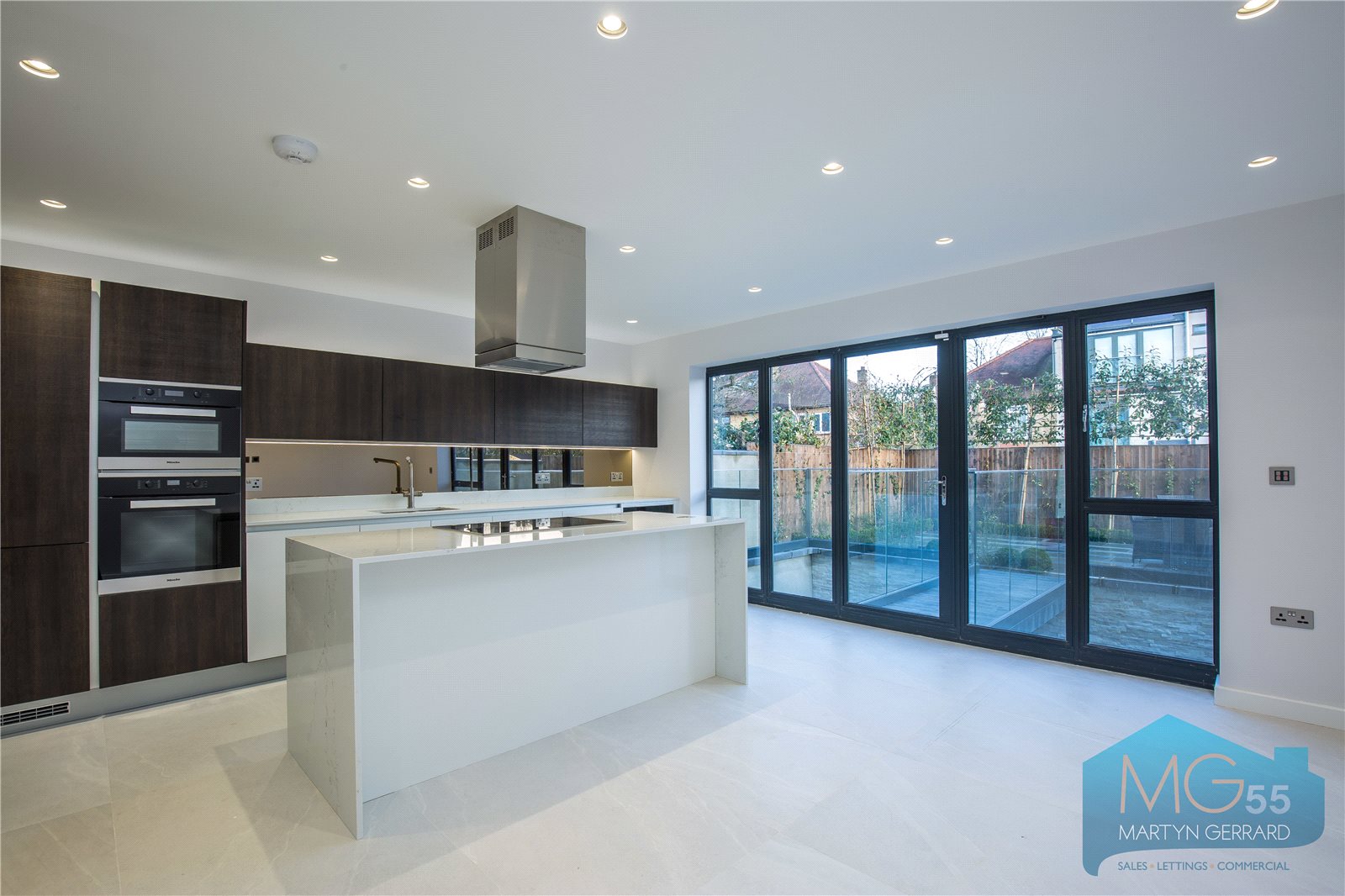 6 bedroom detached house for sale 0