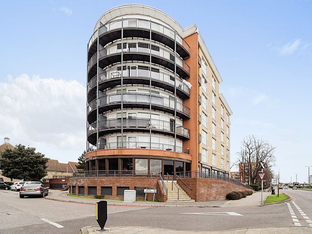 Flat 29, Regal House, Royal Crescent, Newbury Park, Essex photo 3