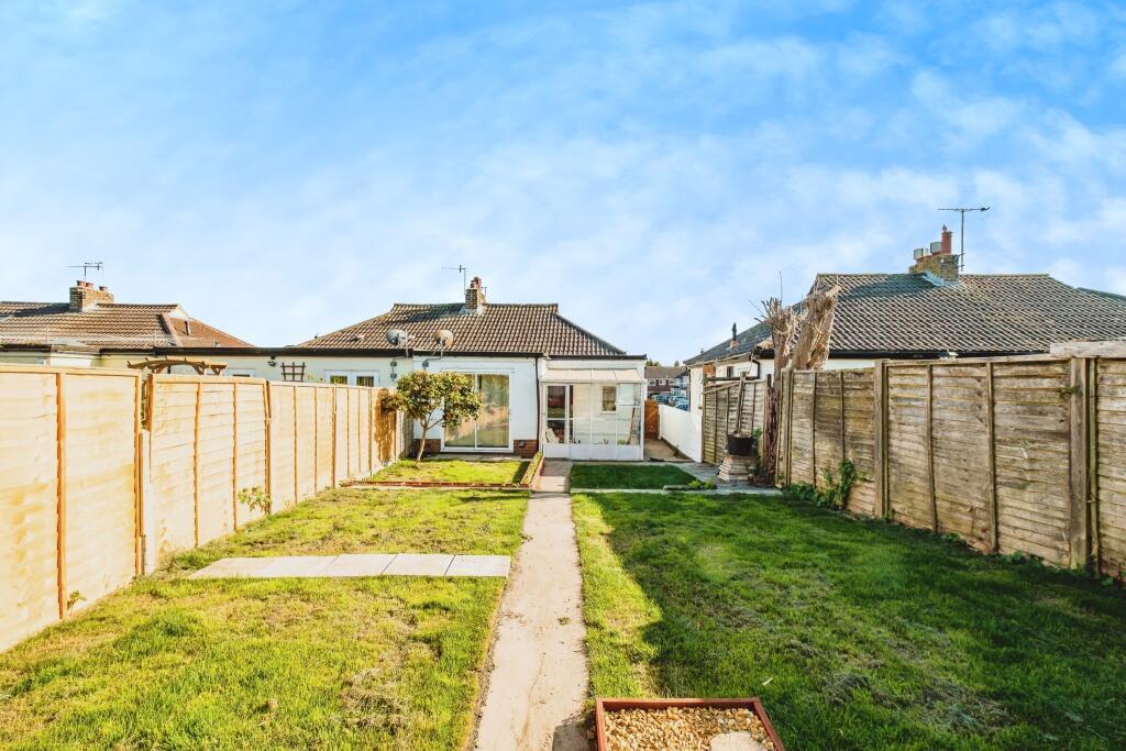 31, Buci Crescent, Shoreham-By-Sea photo 3